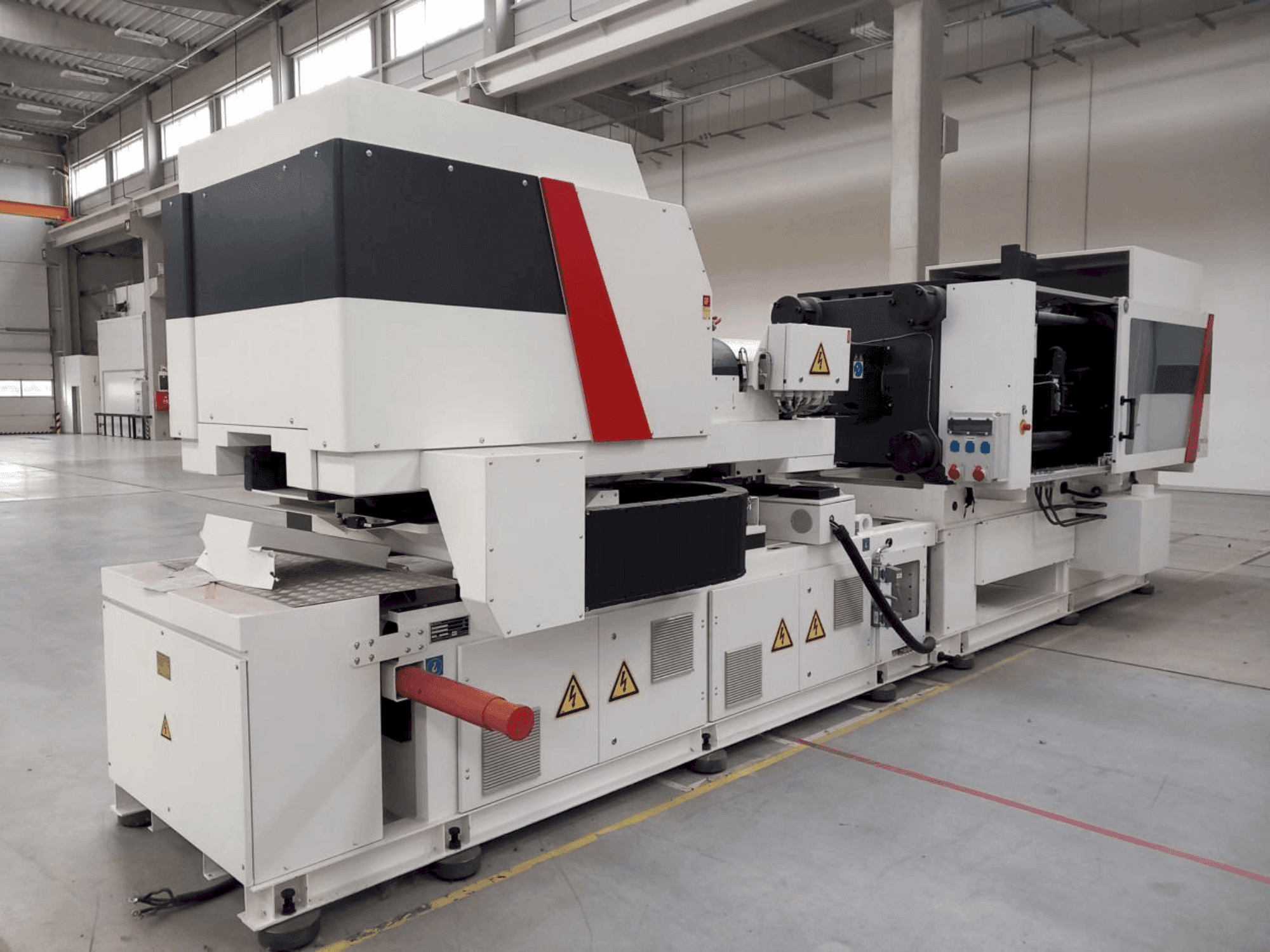 Vista frontale della macchina Milacron Elektron Evo 350