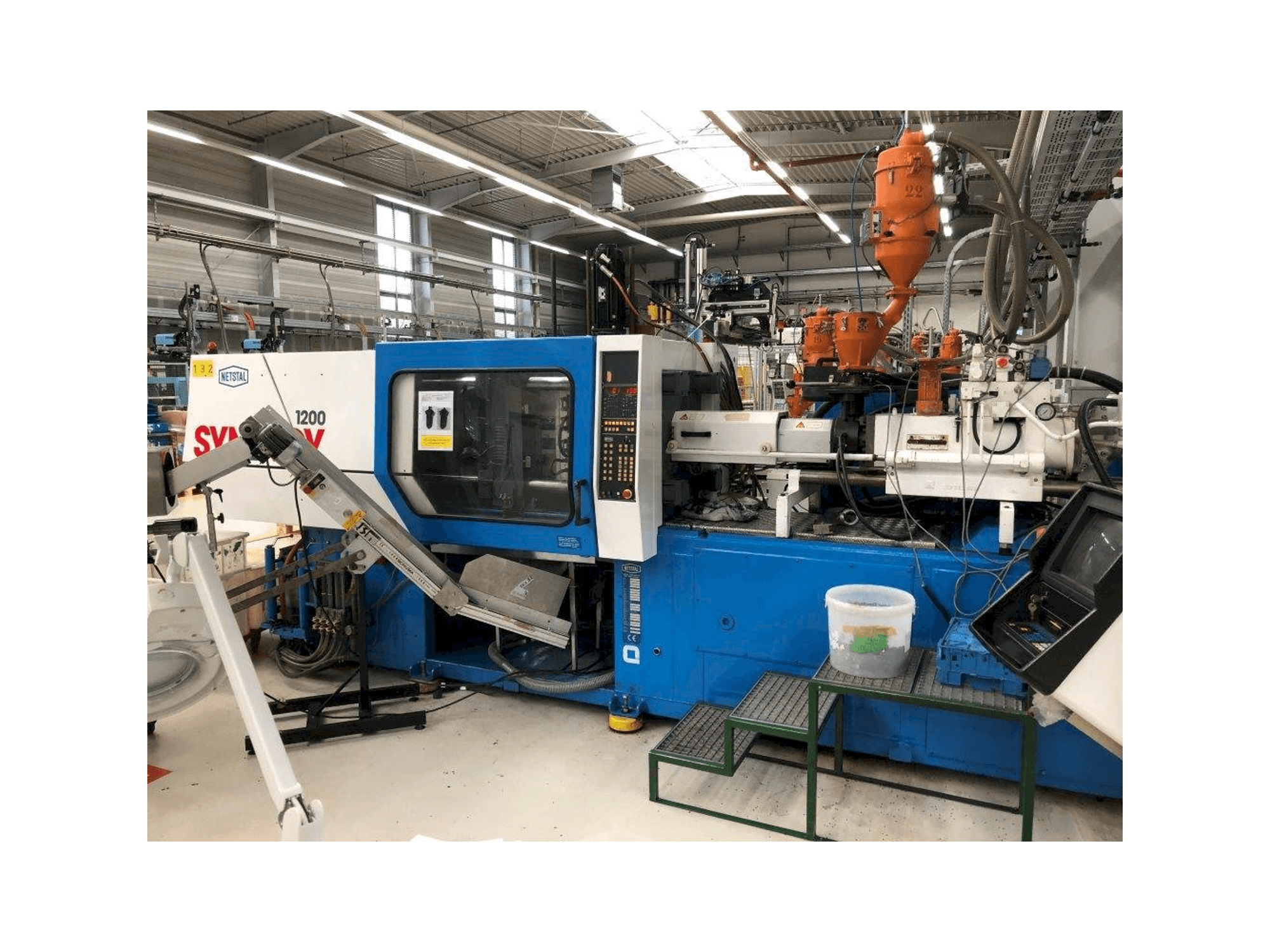 Vista frontale della macchina Netstal Synergy S1200-230
