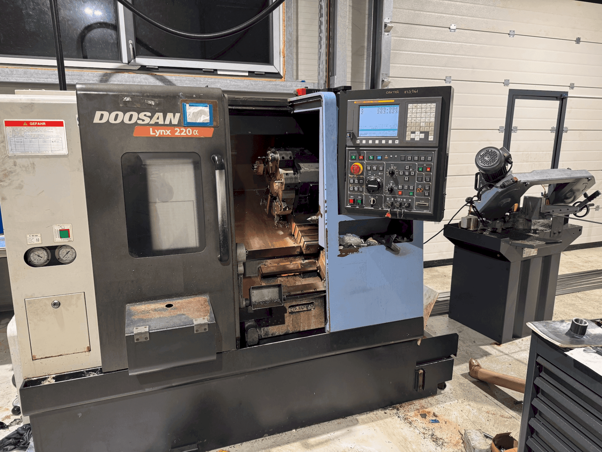 Vista frontale della macchina DOOSAN Lynx 220 Alpha