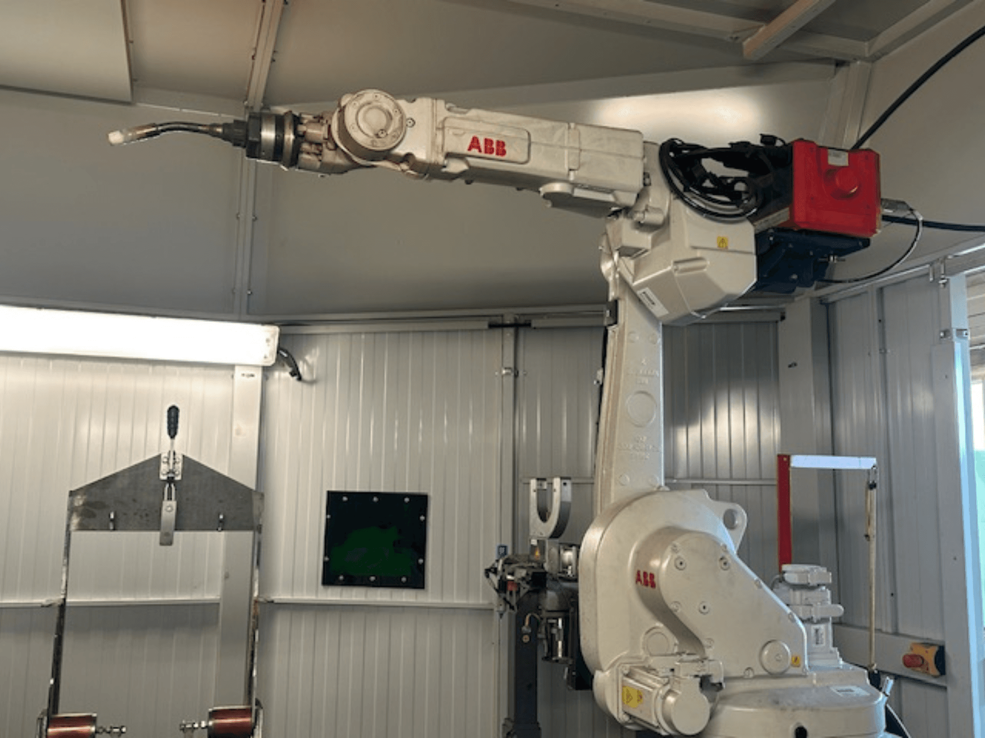 ABB Schweißroboter Flex Arc - vista laterale del braccio robotico con l'utensile di saldatura, che mostra dettagli come il pannello di controllo e i cavi.