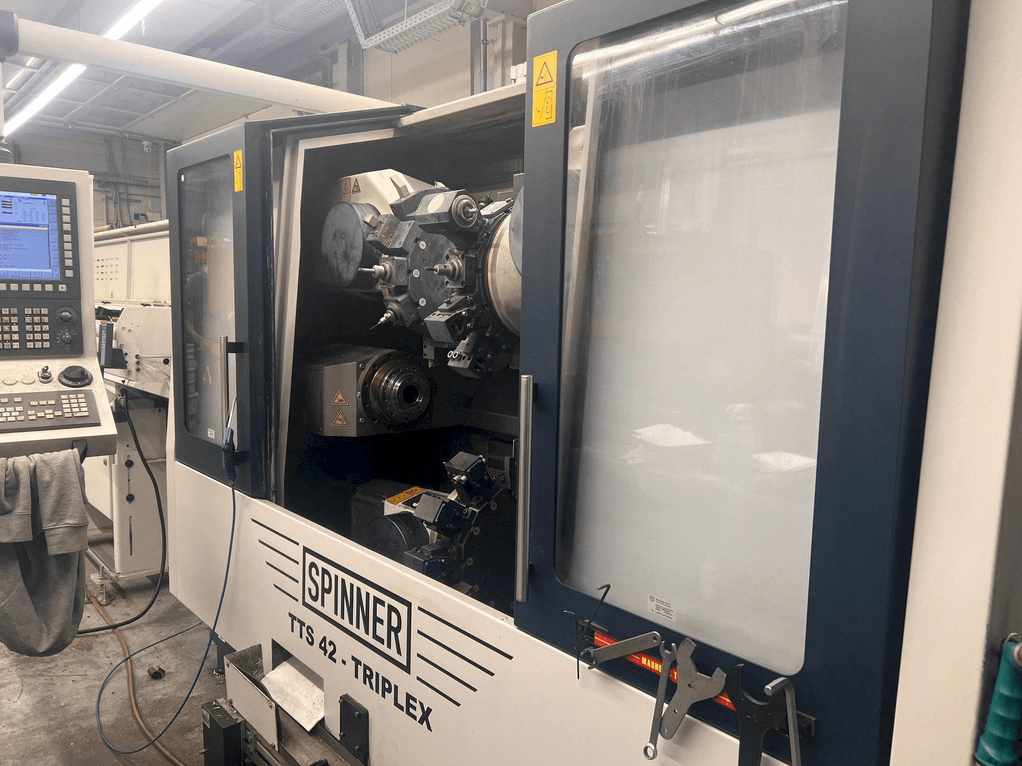 Vista frontale della macchina SPINNER TTS 42