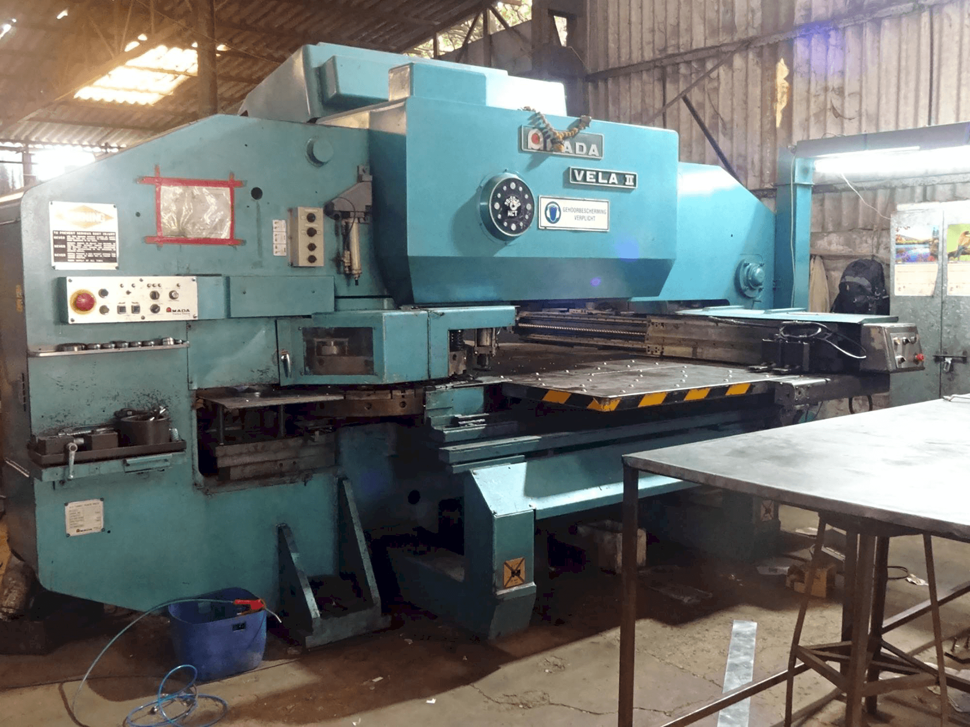 Vista lato sinistro della macchina AMADA VELA II 355