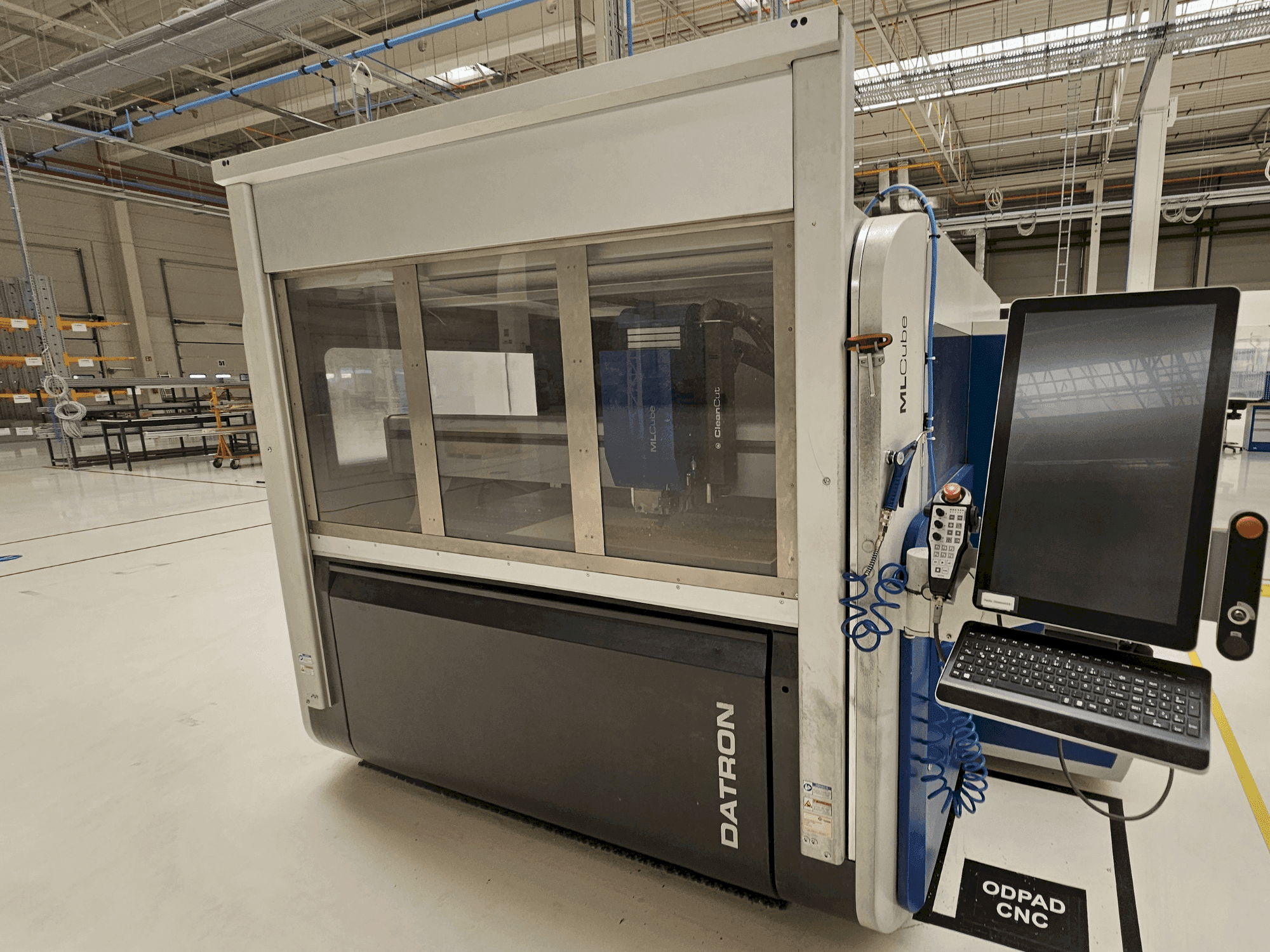 Vista frontale della macchina Datron MLCube B LS