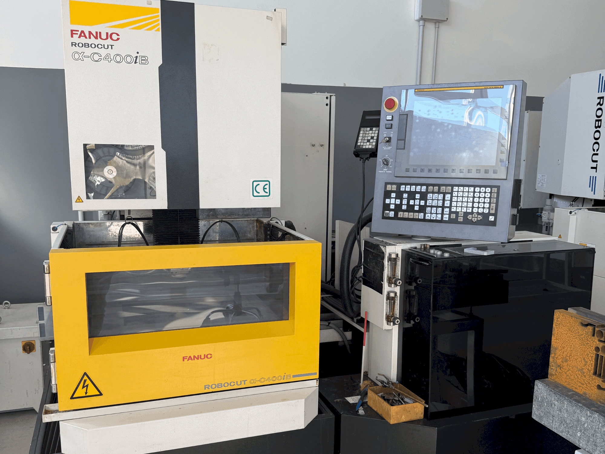 Vista frontale della macchina FANUC Robocut alpha-C400iB