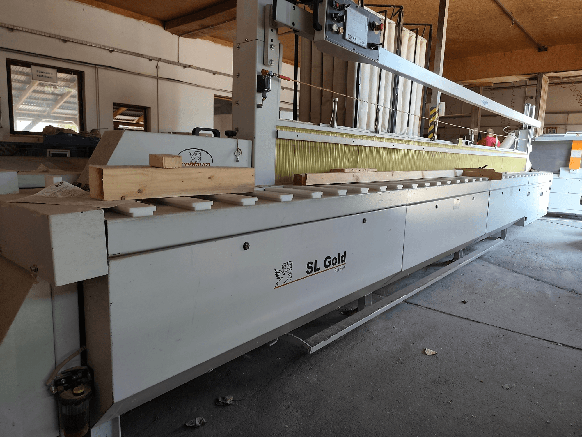 Sega circolare per legno CENTAURO SL Gold 6000, vista frontale, con un pezzo di legno sul piano di lavoro e i comandi operativi visibili.