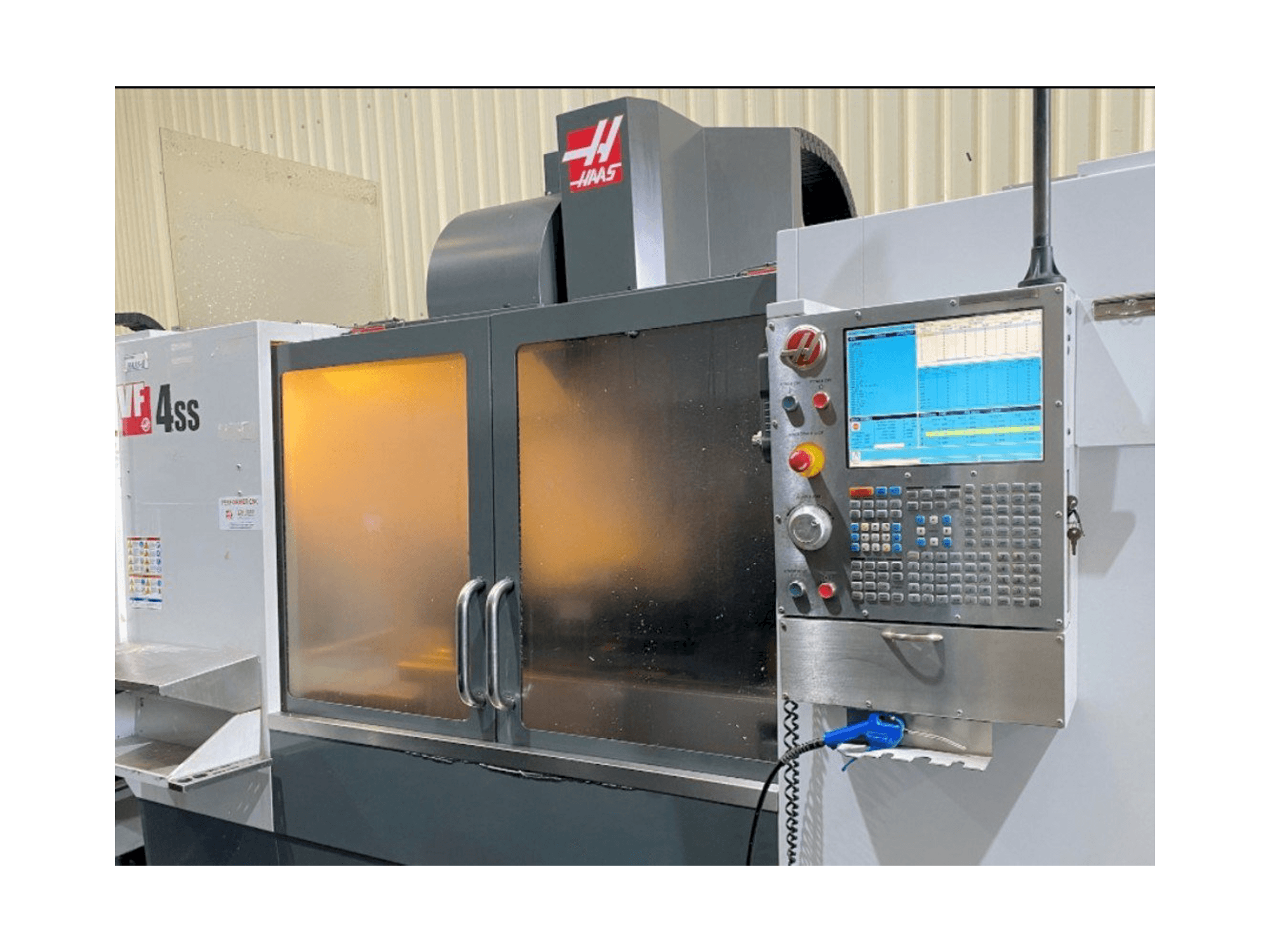 Vista frontale della macchina HAAS VF-4SS