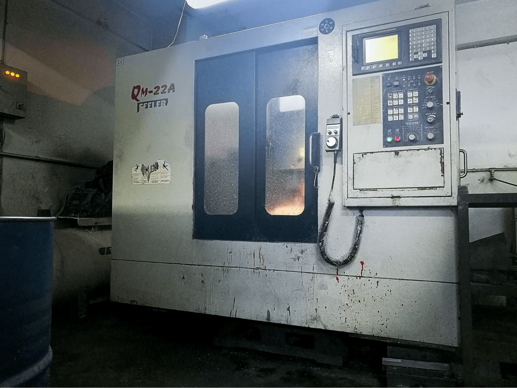 Vista frontale della macchina Feeler QM-22A