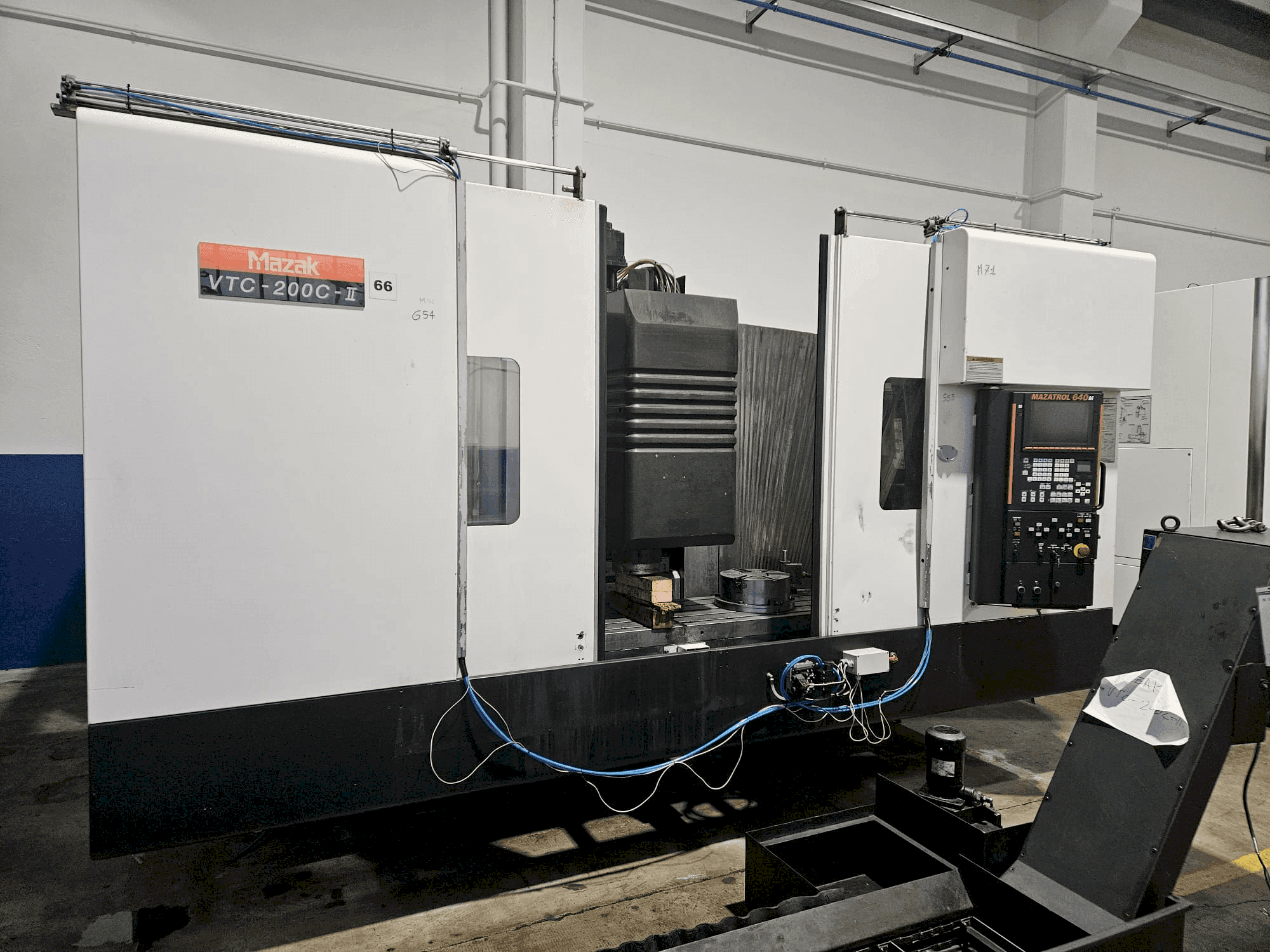 Vista frontale della macchina Mazak VTC 200 C II