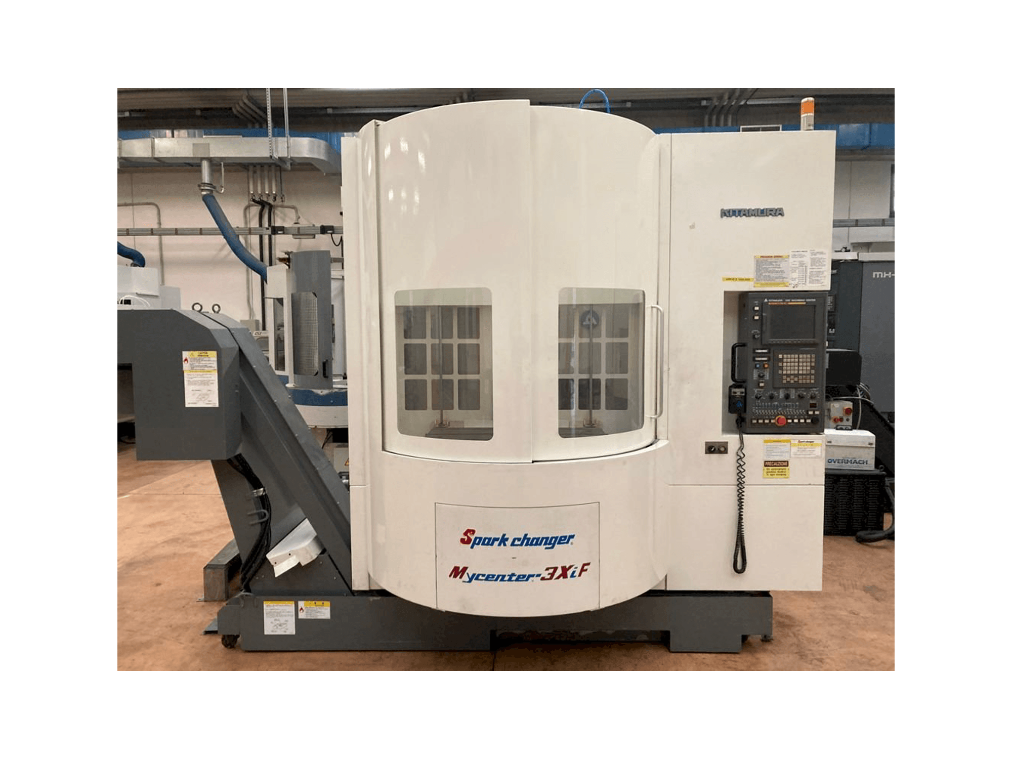 Vista frontale della macchina Kitamura Spark Mycenter 3XiF