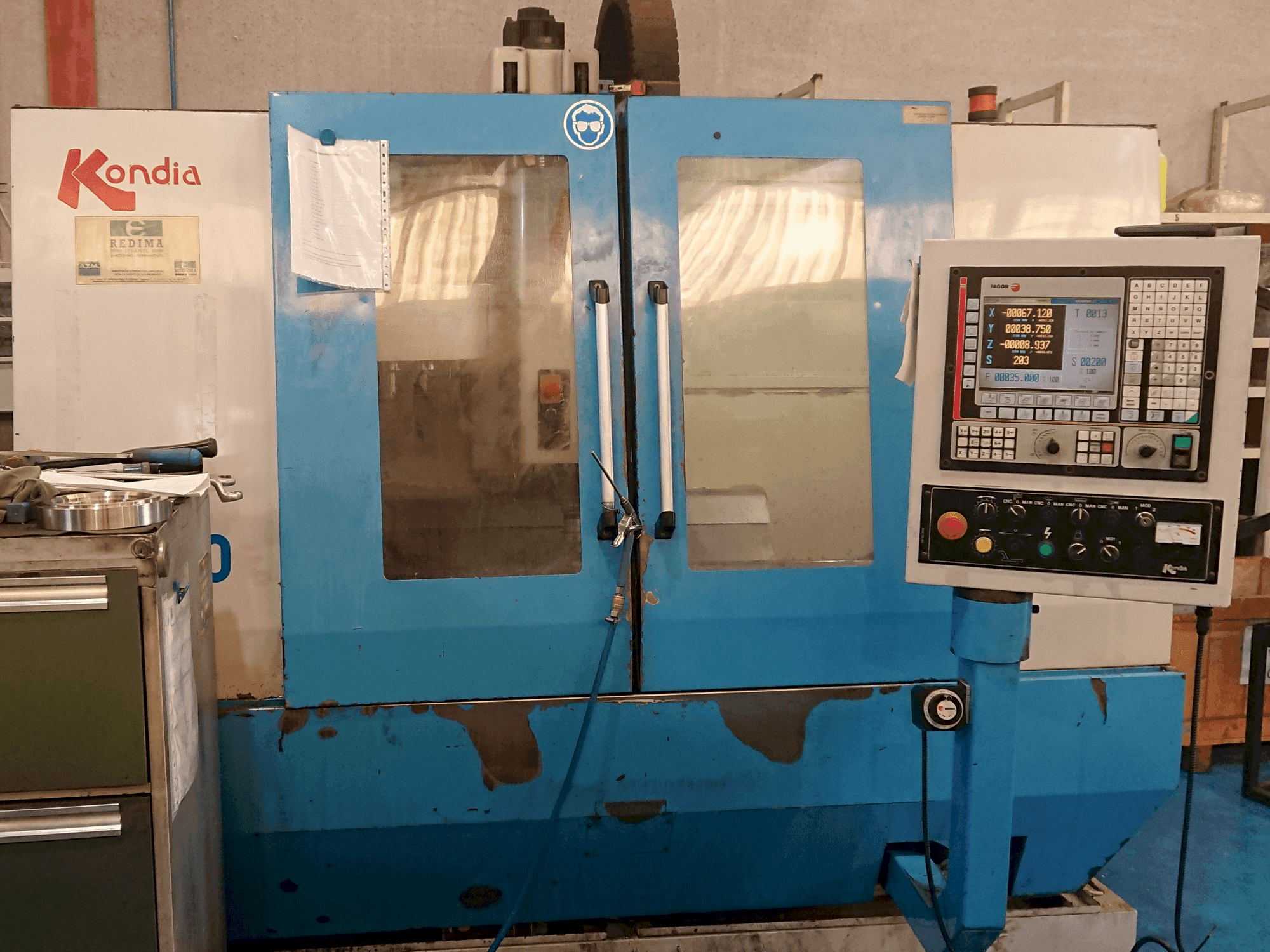 Vista frontale della macchina KONDIA B-1050