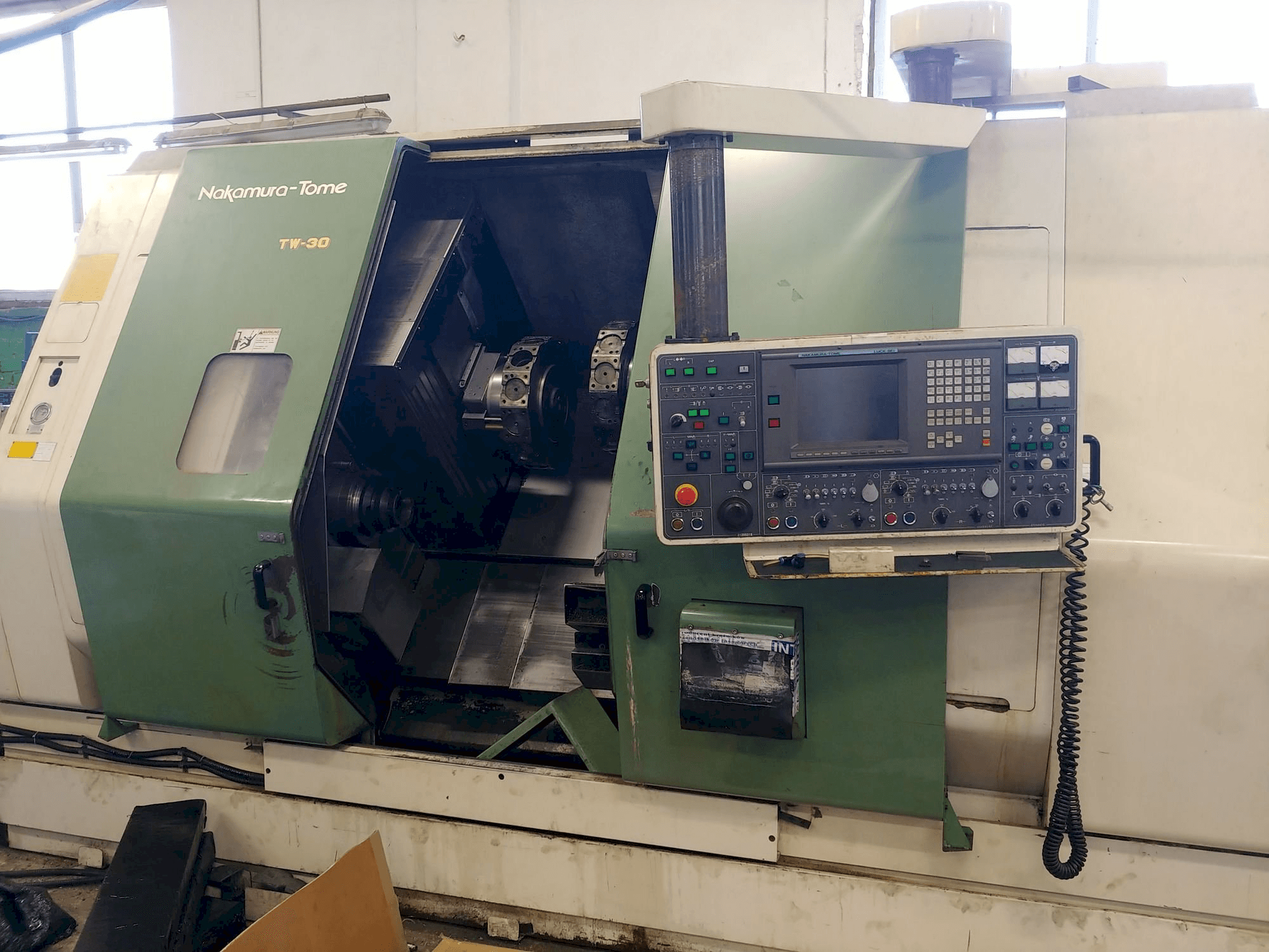 Vista frontale della macchina NAKAMURA-TOME TW-30