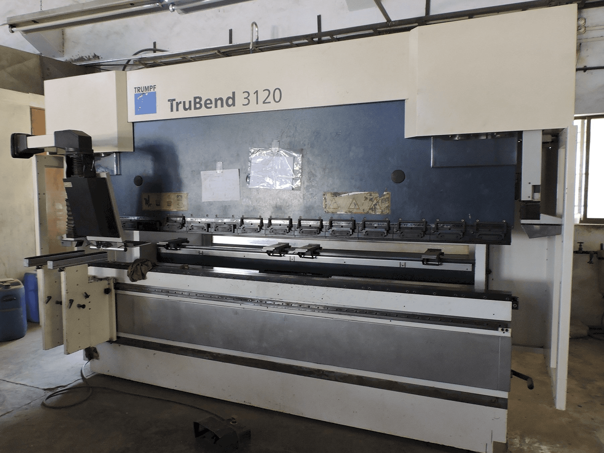 Vista frontale della macchina Trumpf TruBend 3120