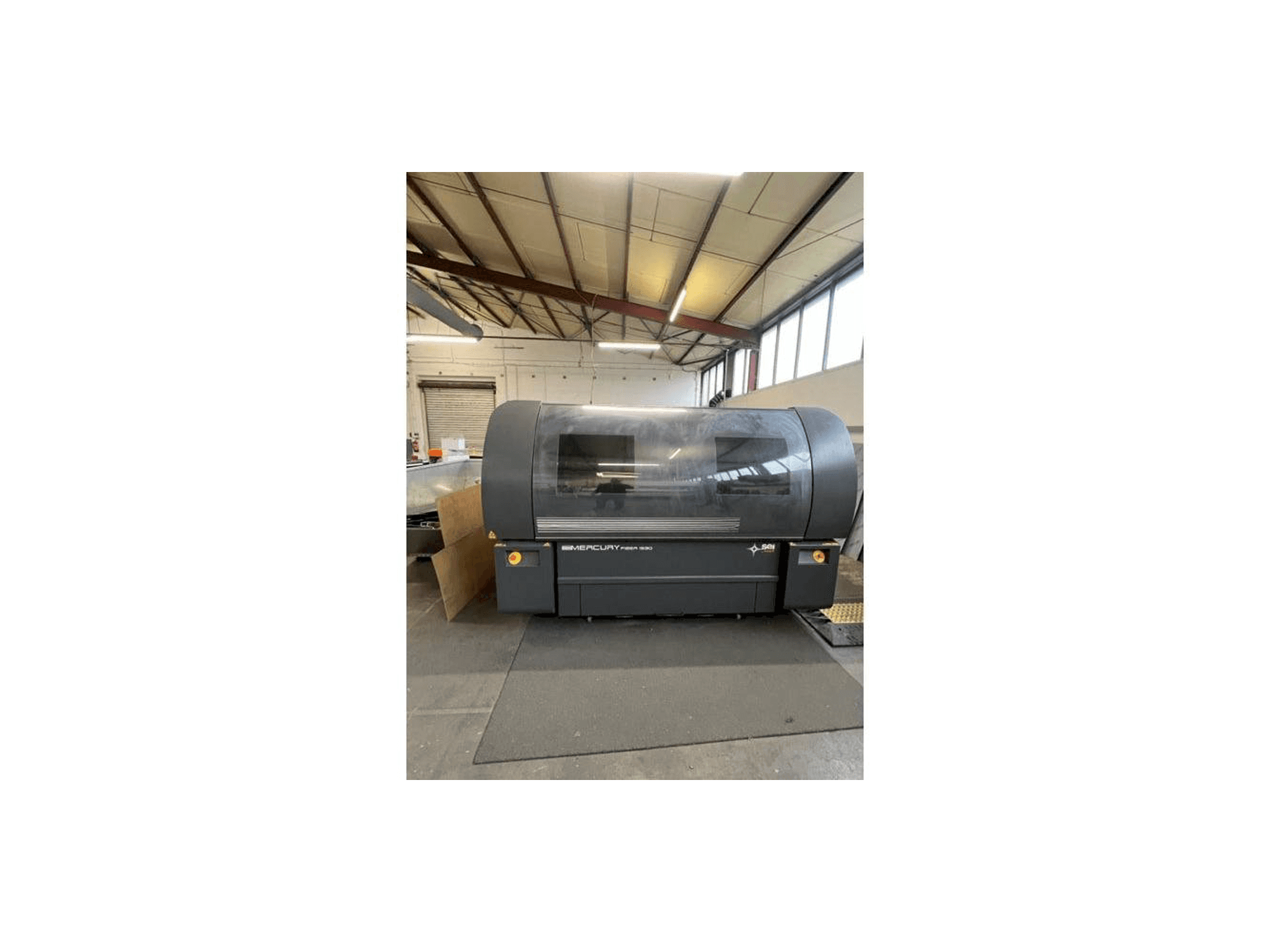 Vista frontale della macchina SEI Laser Mercury 1560