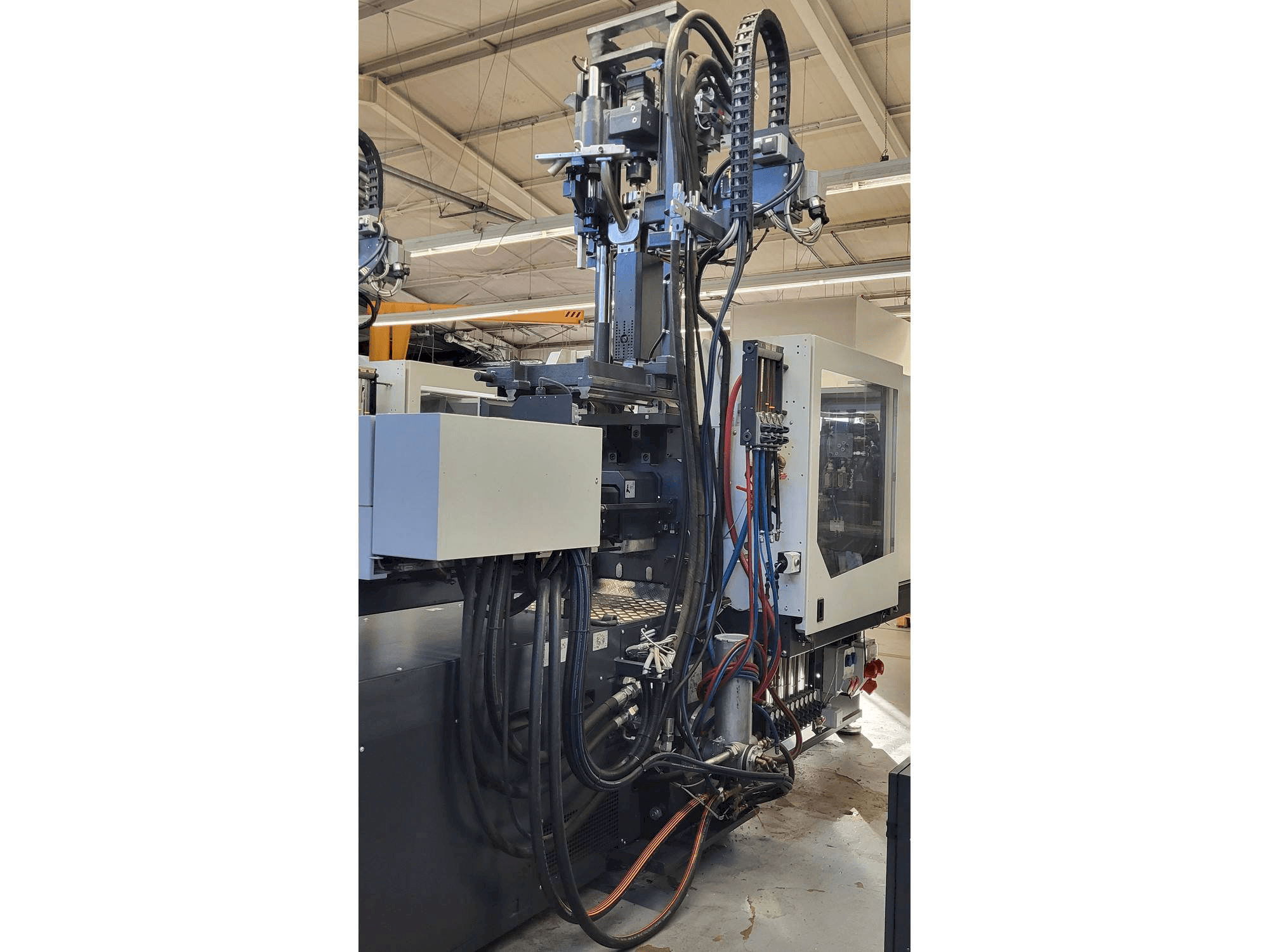 Vista laterale sinistra della macchina Sumitomo SHI DEMAG Systec Multi 120/470-200h/80V