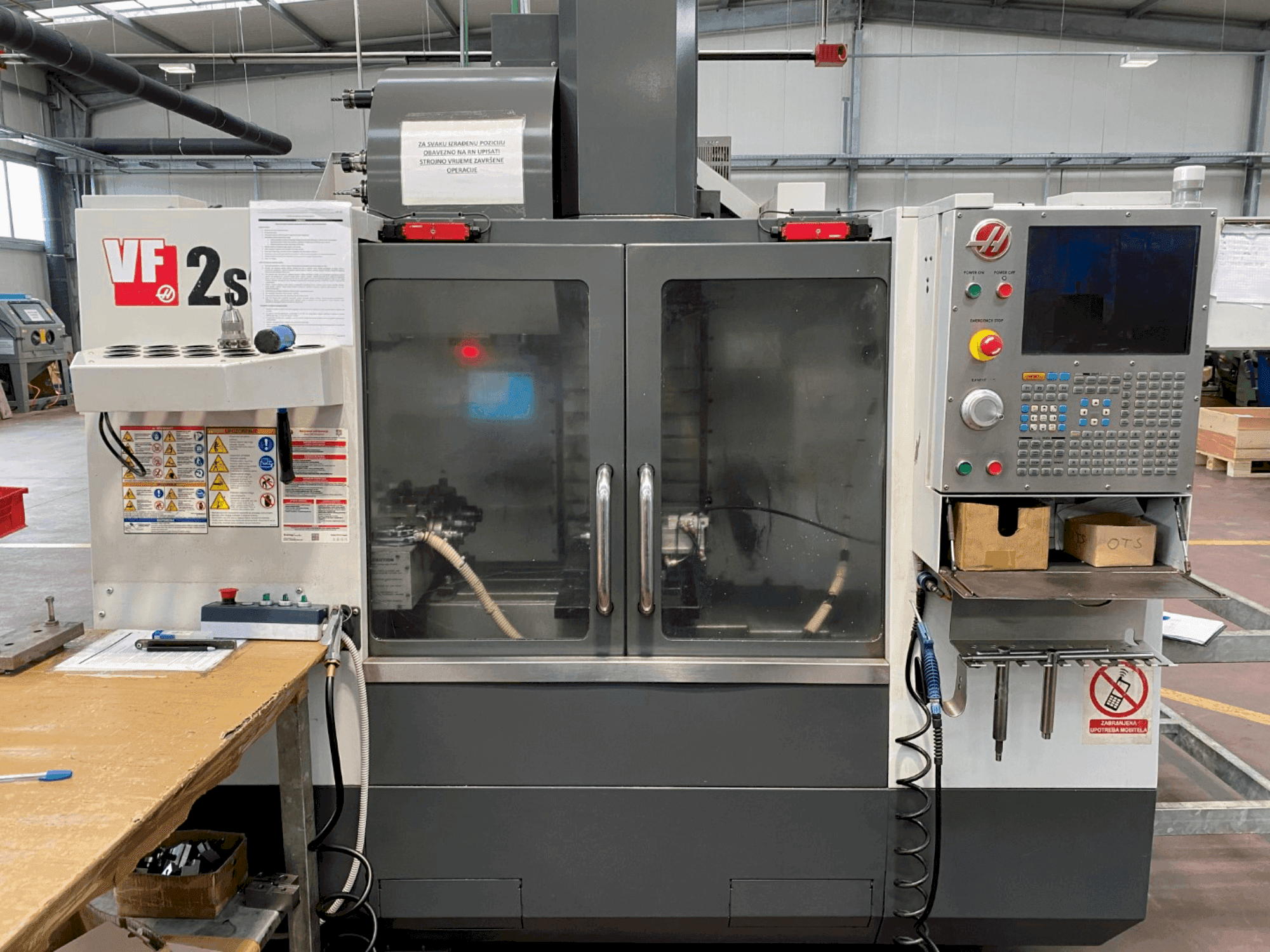 Vista frontale della macchina HAAS VF2SS (2014)