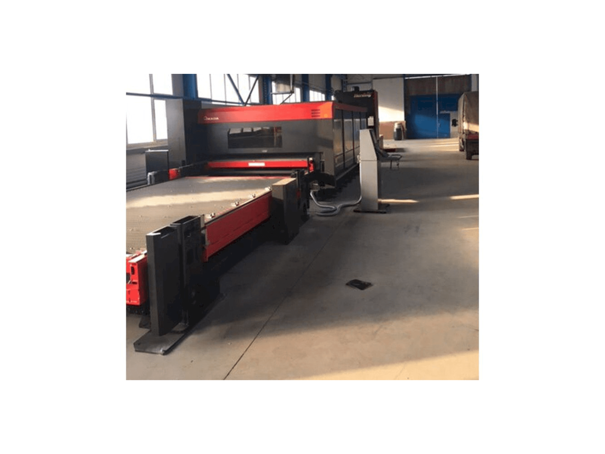 Vista frontale della macchina AMADA FO-4222 M2 NT