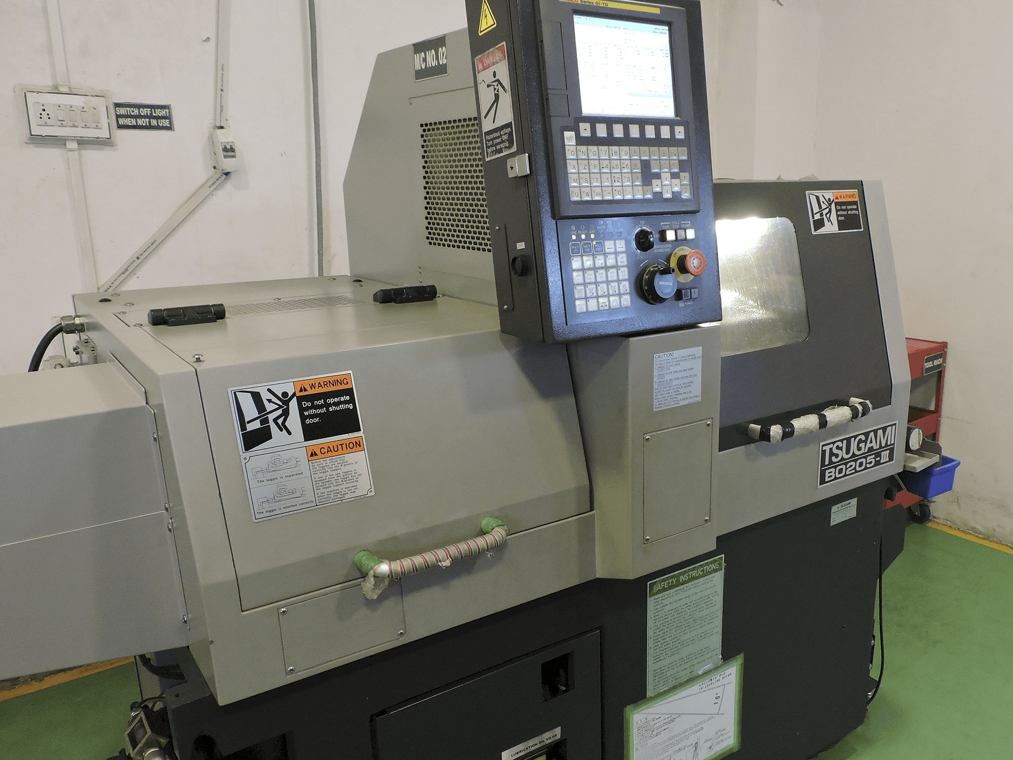 Vista lato sinistro della macchina TSUGAMI B0205-III