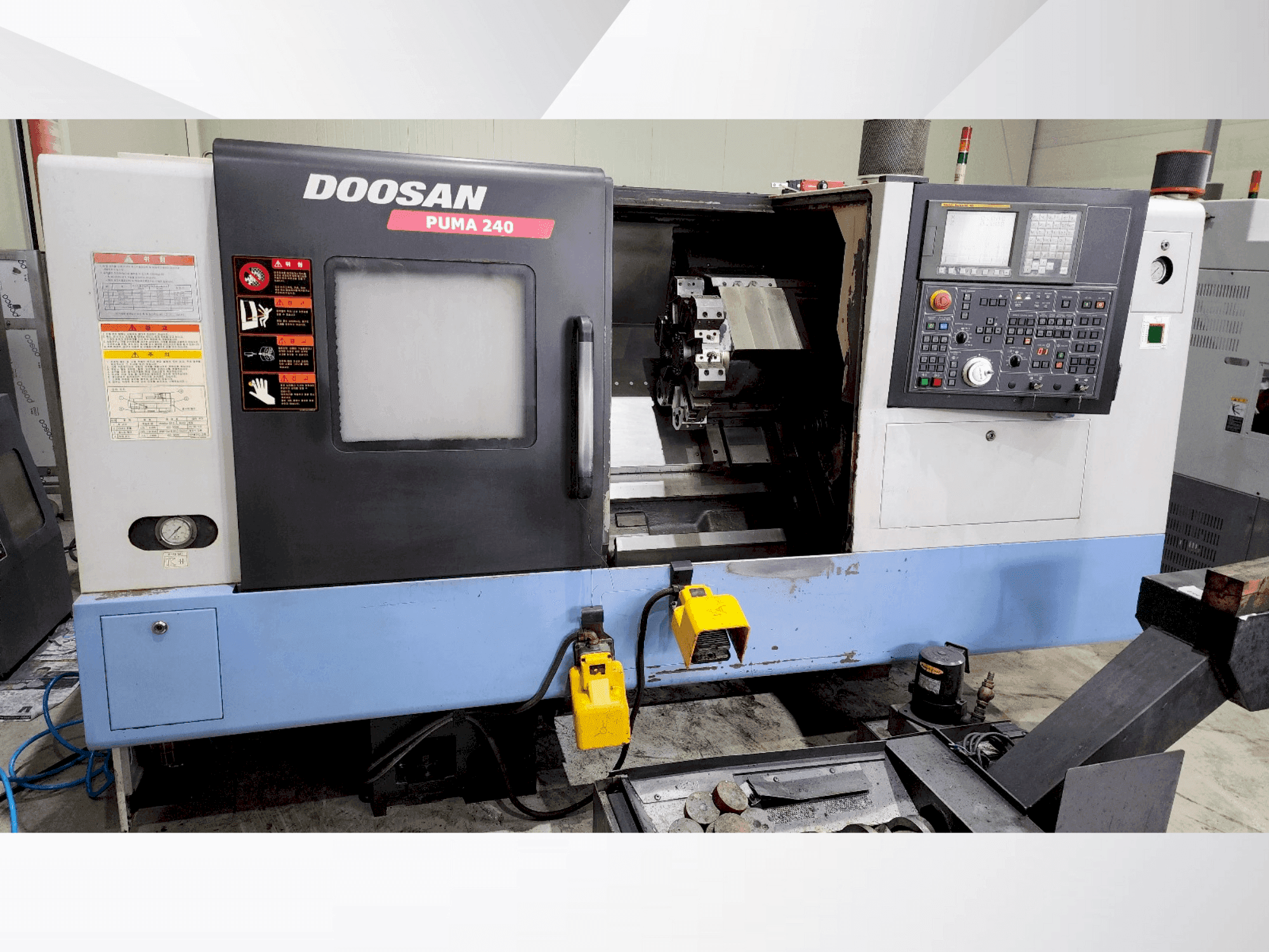 Vista frontale della macchina DOOSAN PUMA 240B