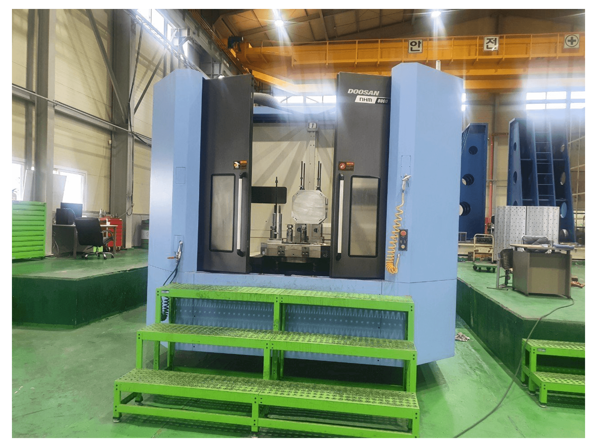 Vista frontale della macchina Doosan NHM8000