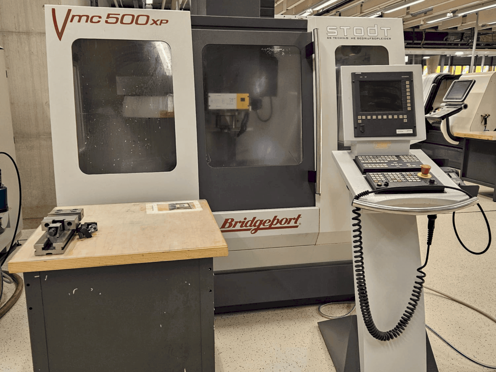 Vista frontale della macchina Bridgeport VMC 500XP