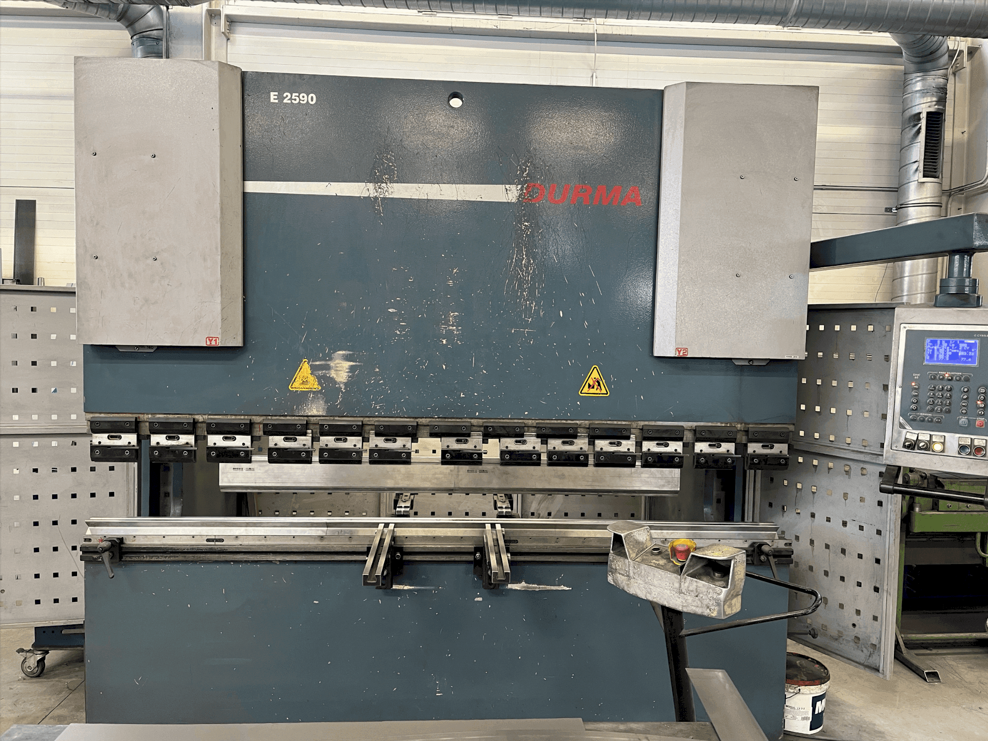 Vista frontale della macchina Durma E 2590