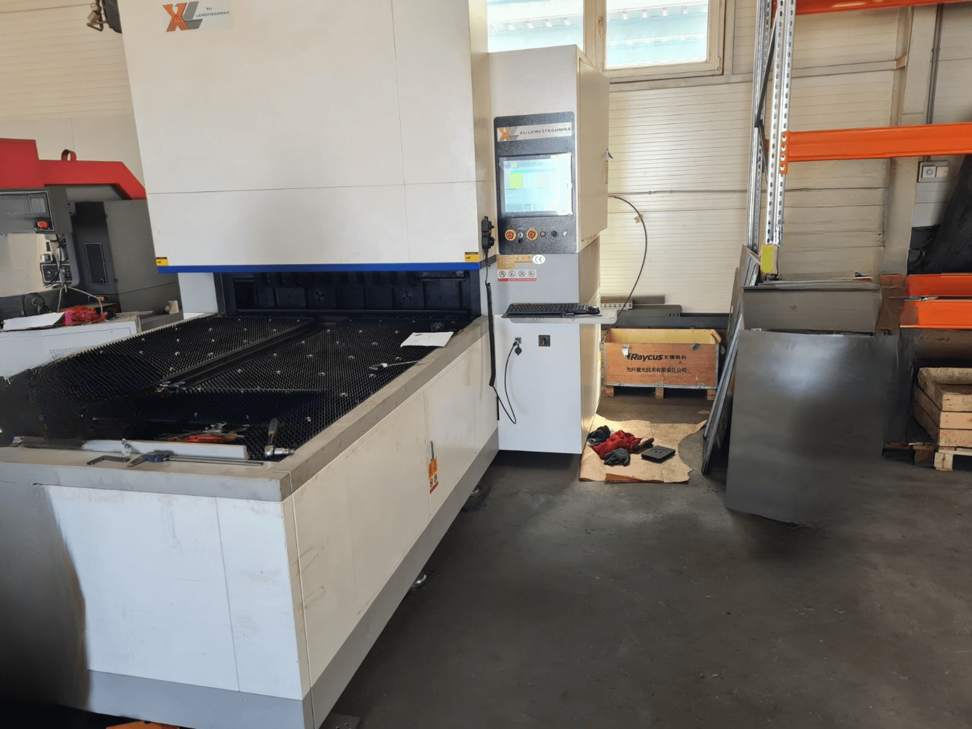 Piegatrice GWEIKE GKS-BC0315 in un'officina, vista frontale che mostra il pannello di controllo e il piano di lavoro con gli utensili nelle vicinanze.