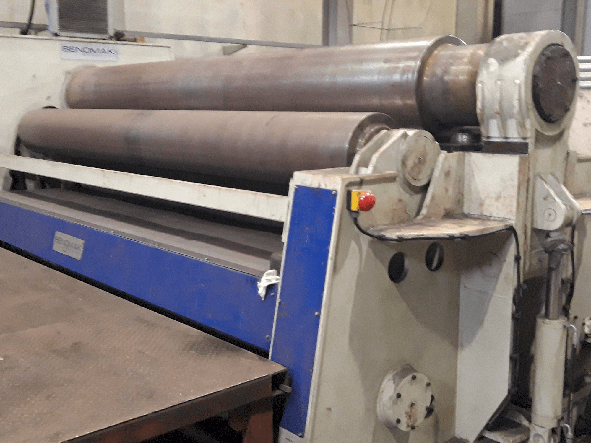 Vista frontale della macchina BENDMAK CY4R-HHS 450-35/33-4