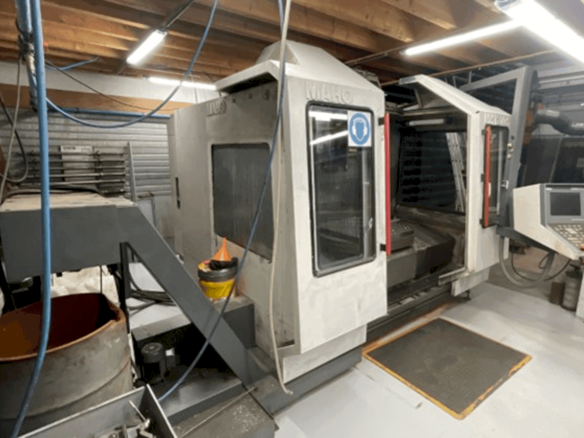 Vista frontale della macchina MAHO MH1200S