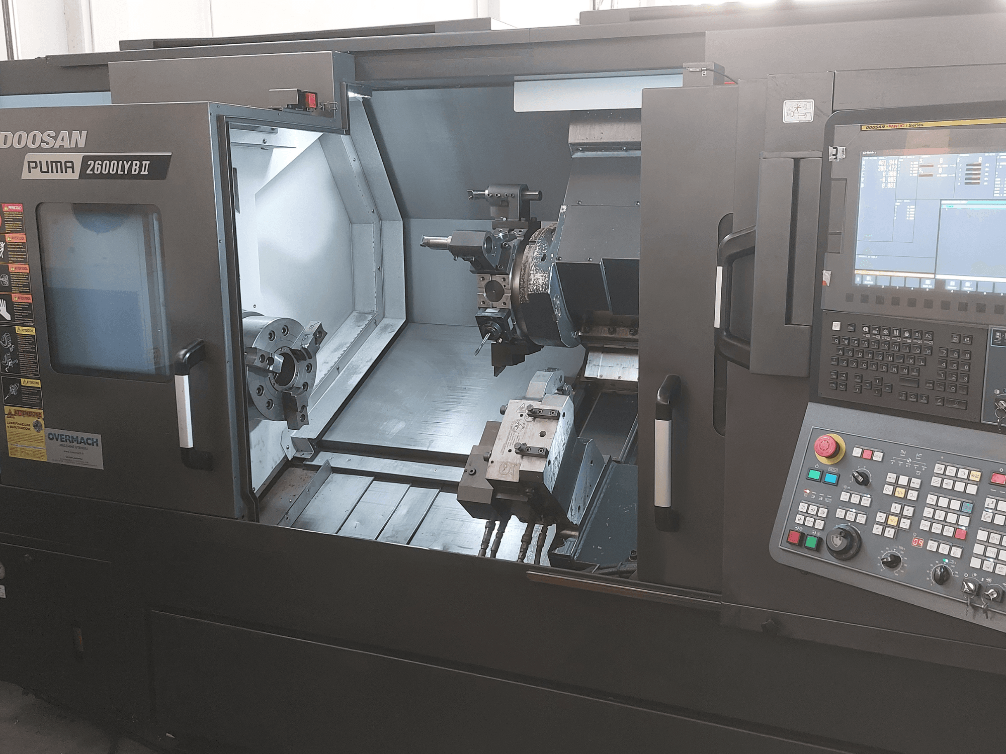 Tornio orizzontale DOOSAN Puma 2600 LYB II in vista frontale, con l'interno del mandrino, il portautensili e il pannello di controllo.