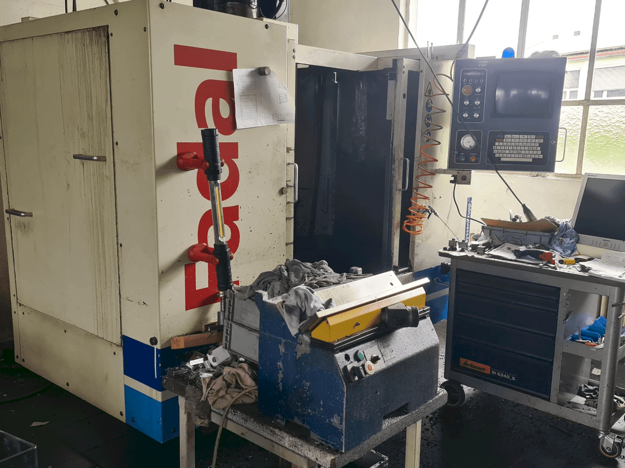 Vista frontale della macchina FADAL 910