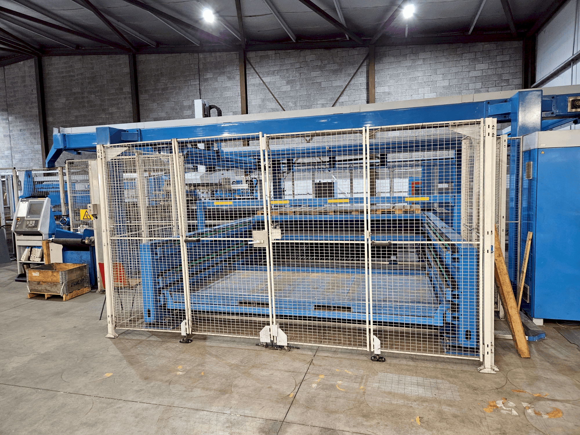 Vista frontale della macchina Finn-Power LSR6/LC6