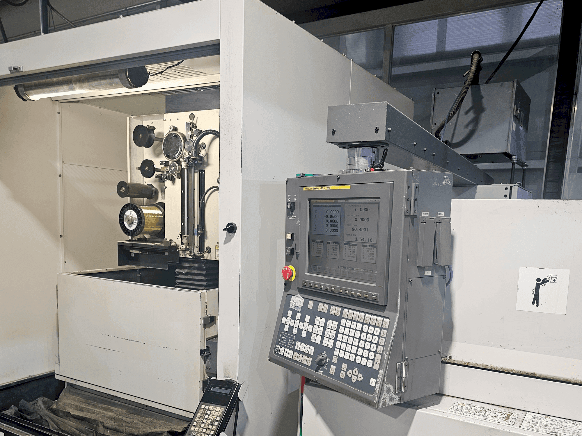 Vista frontale della macchina FANUC alpha 1iC