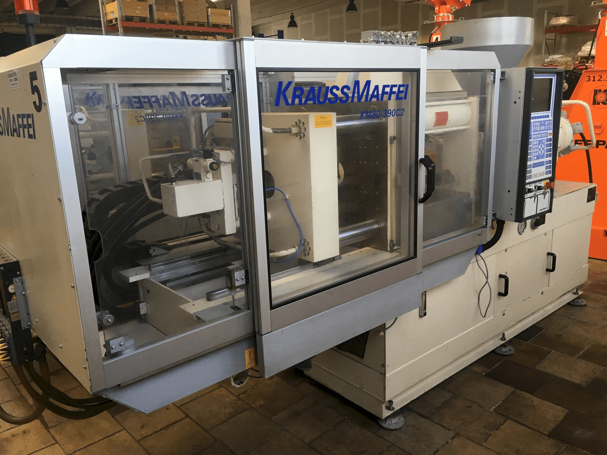 Vista frontale della macchina Krauss Maffei 80/390 C2