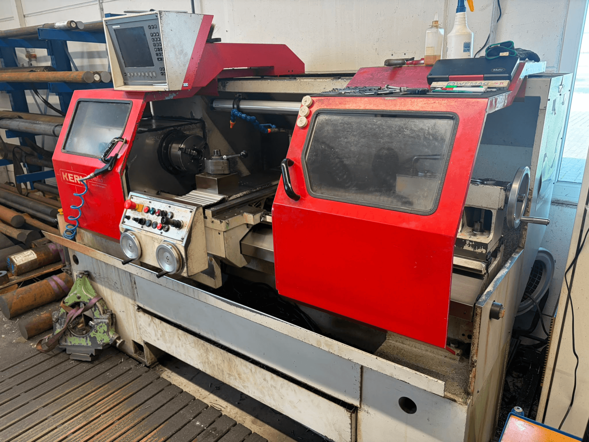 Tornio orizzontale KERN Status, vista frontale, con carenatura rossa, pannello di comando e mandrino visibile; adatto alla lavorazione dei metalli.