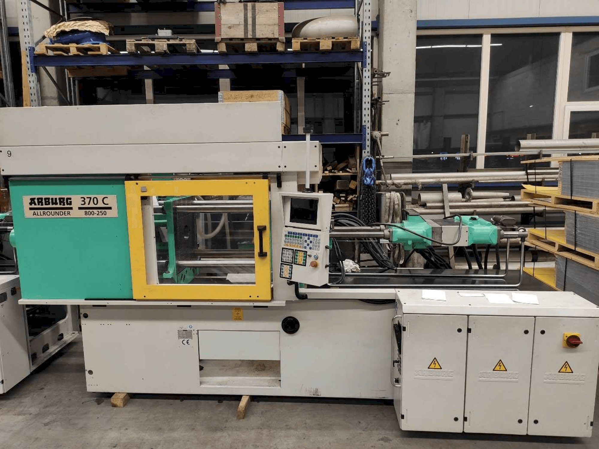 Vista frontale della macchina Arburg 370C-800-250