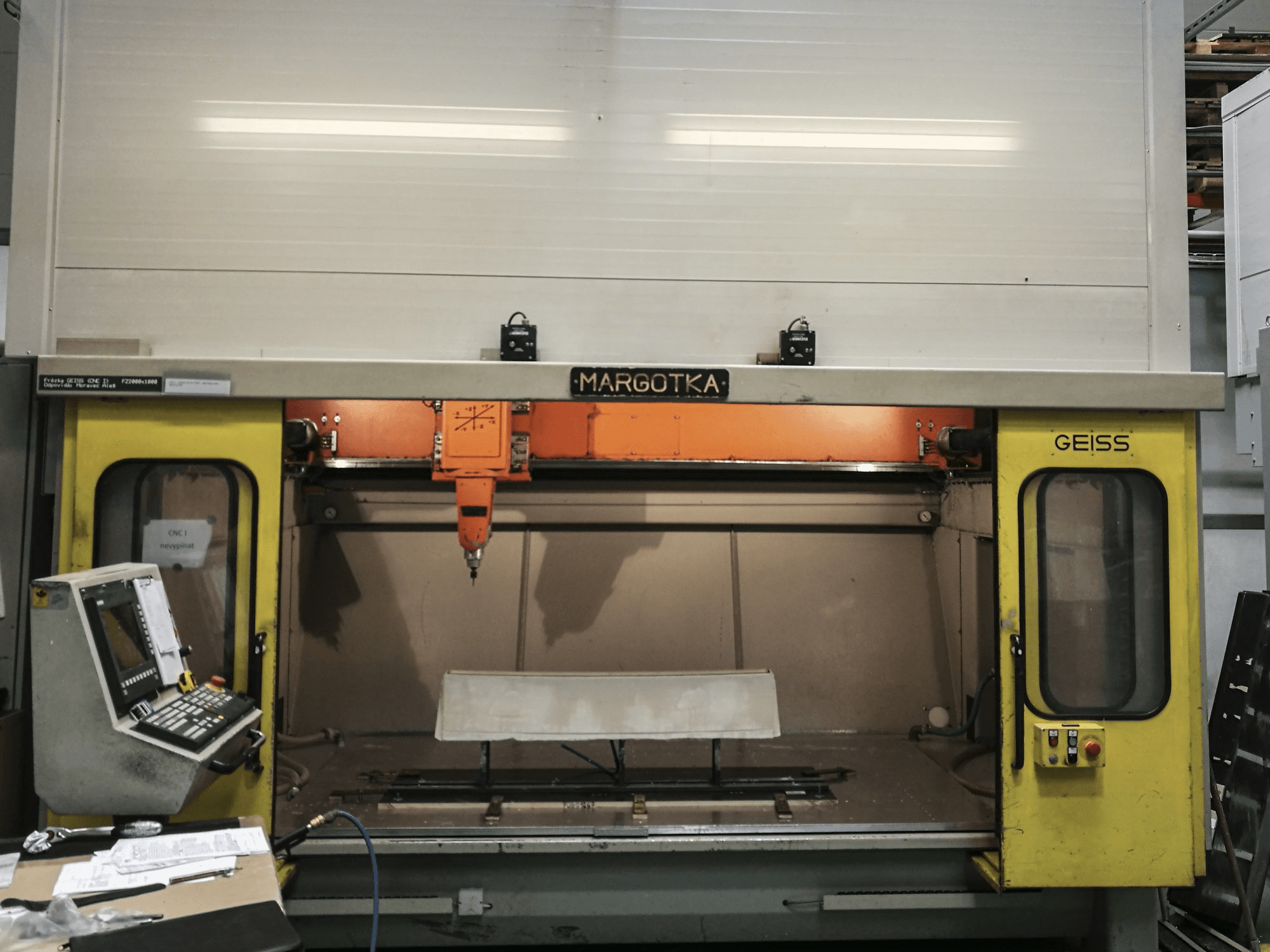 Vista frontale della macchina GEISS FZ 2000x1000