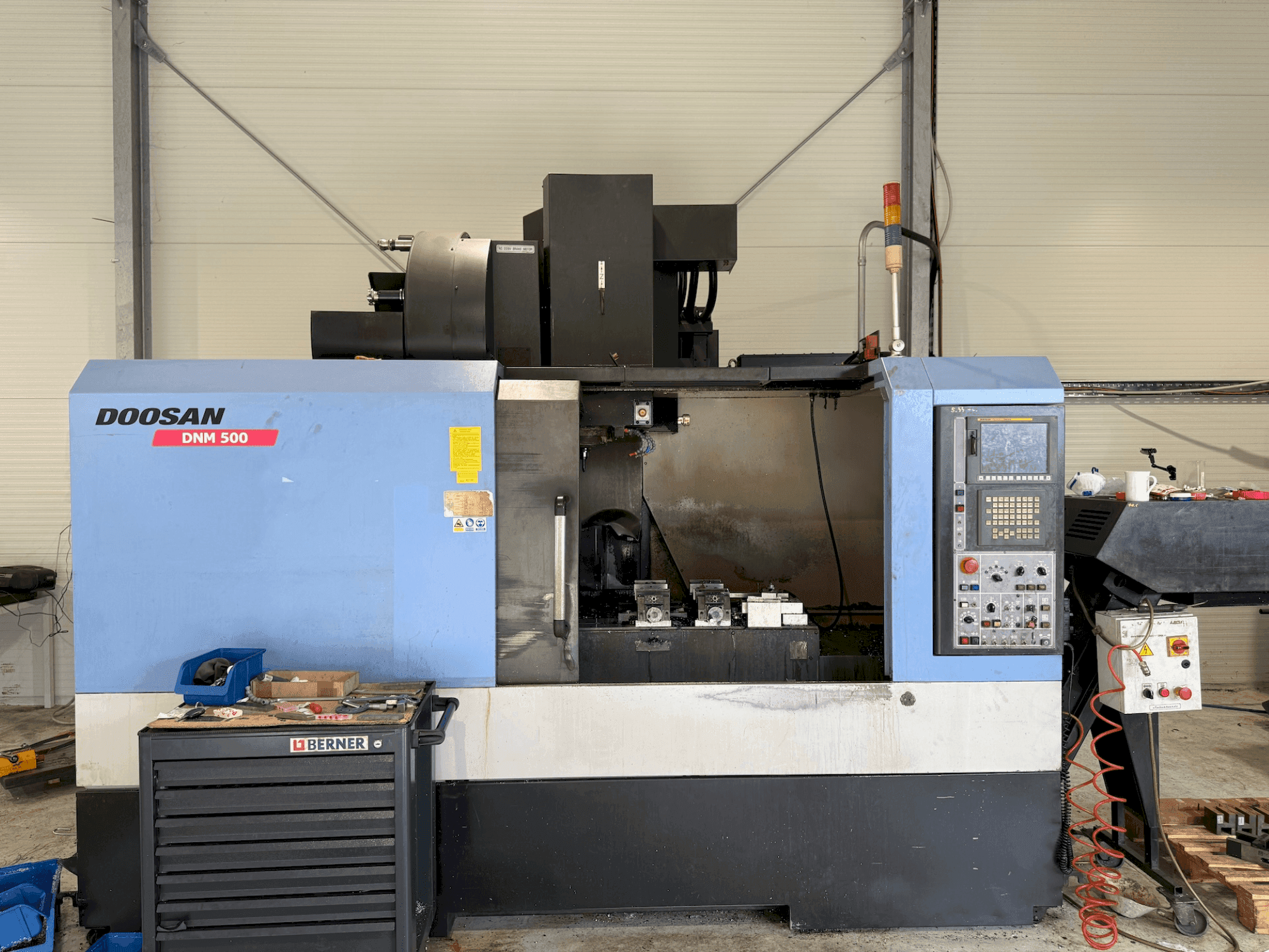 Vista frontale della macchina DOOSAN DNM 500