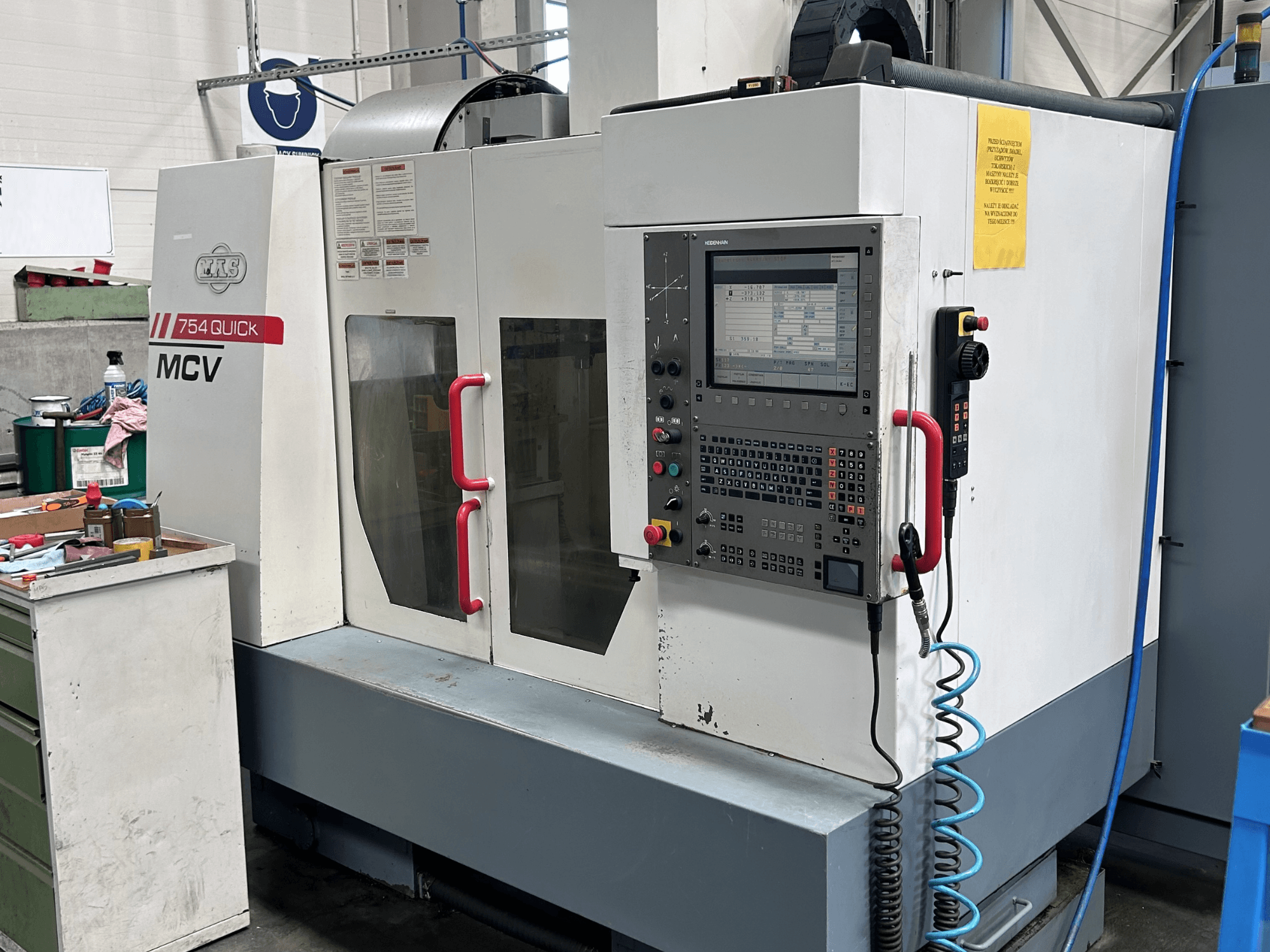Centro di lavoro verticale KOVOSVIT MAS MCV 754Q, vista frontale, pannello di controllo con touchscreen e pulsanti operativi.
