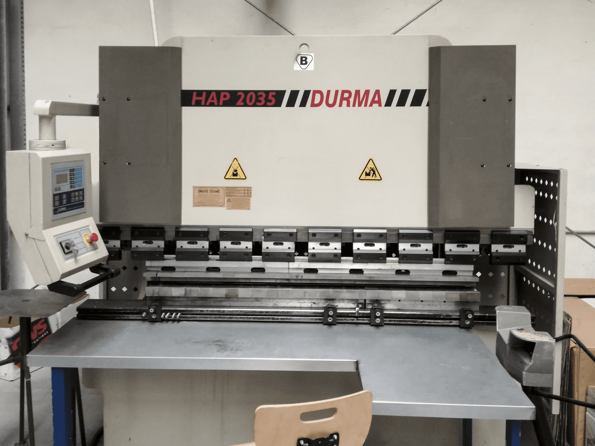 Vista frontale della macchina Durma HAP 2035