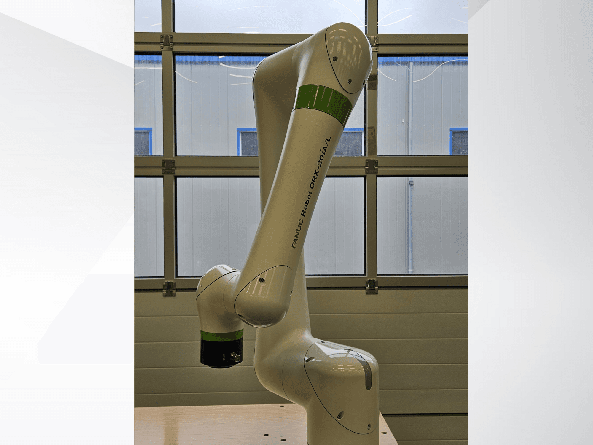 FRANKA ROBOT CRX-20A/L, vista laterale, che mostra il braccio articolato e il terminale di presa verde e nero.