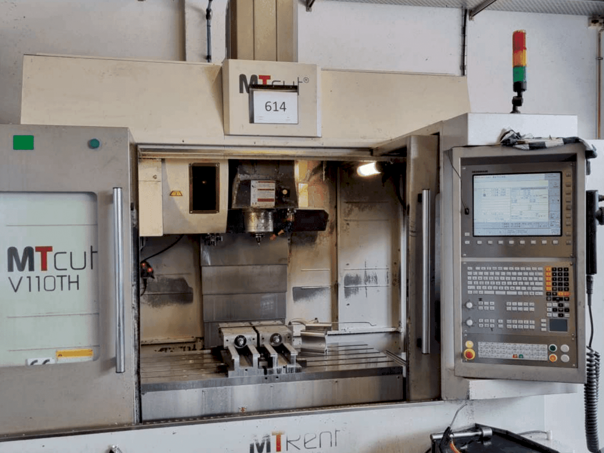 Vista frontale della macchina MTcut V 110 TH
