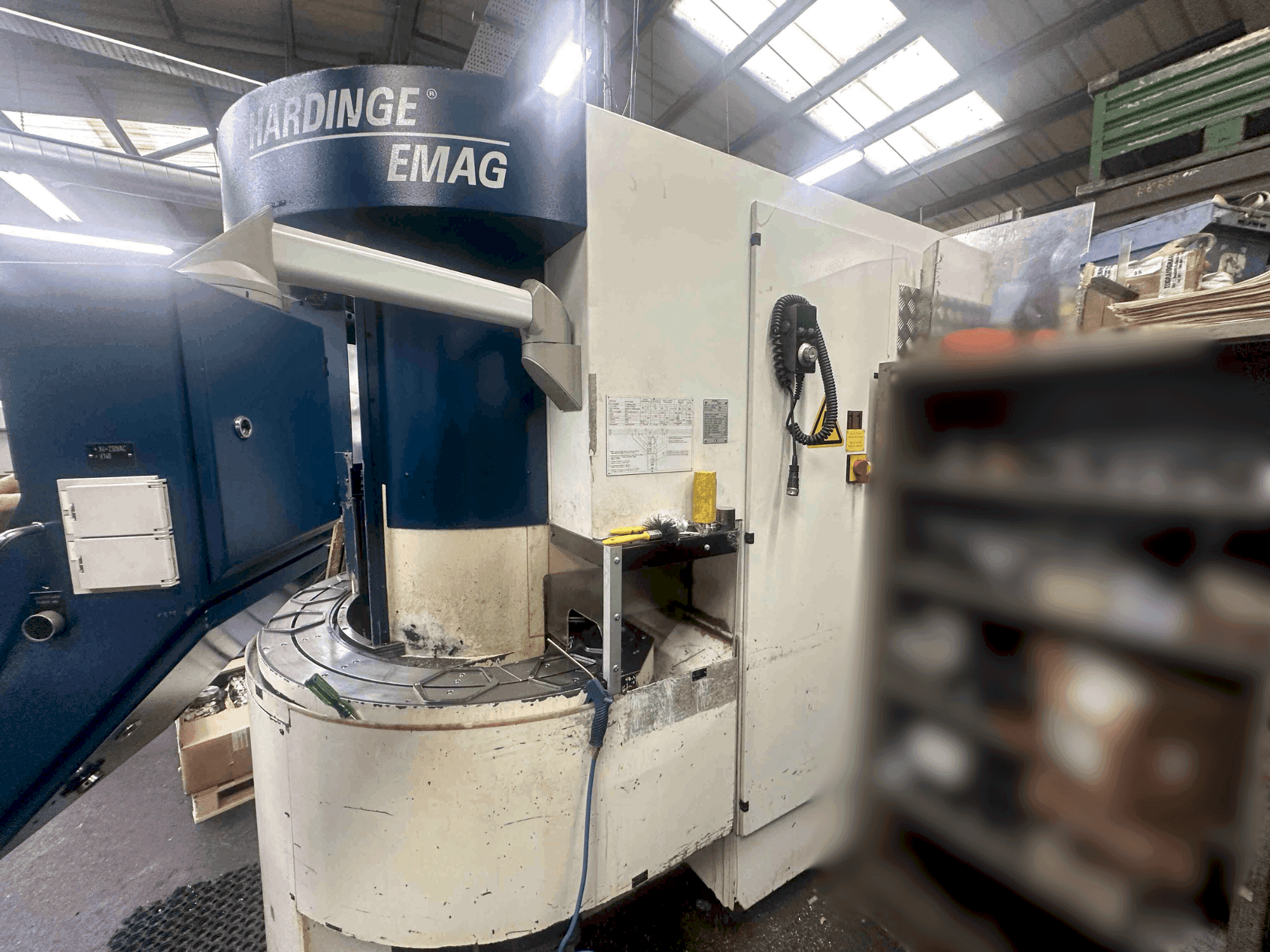 Vista frontale della macchina Hardinge Emag VL-3
