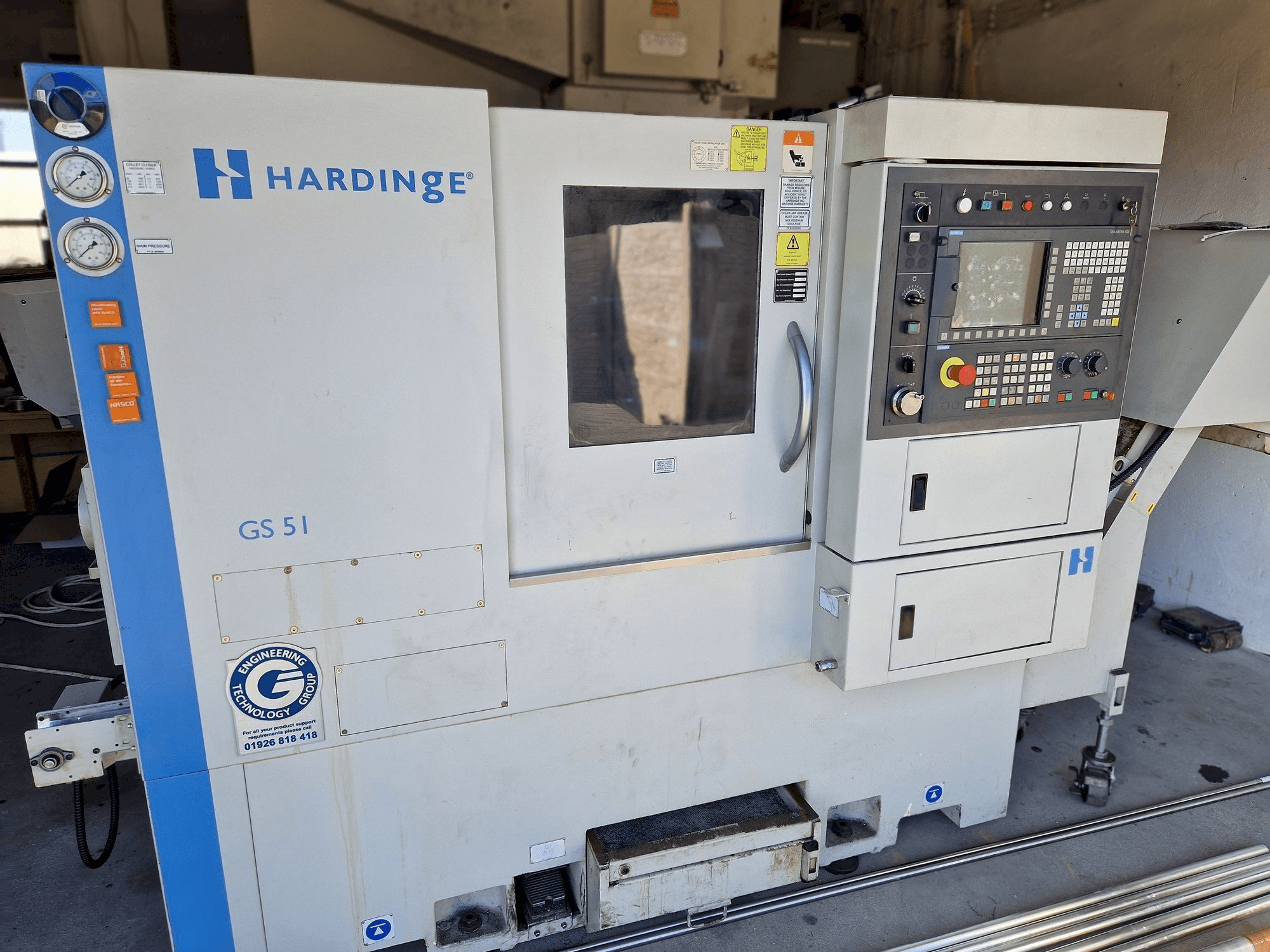 Vista frontale della macchina HARDINGE GS 51 V3