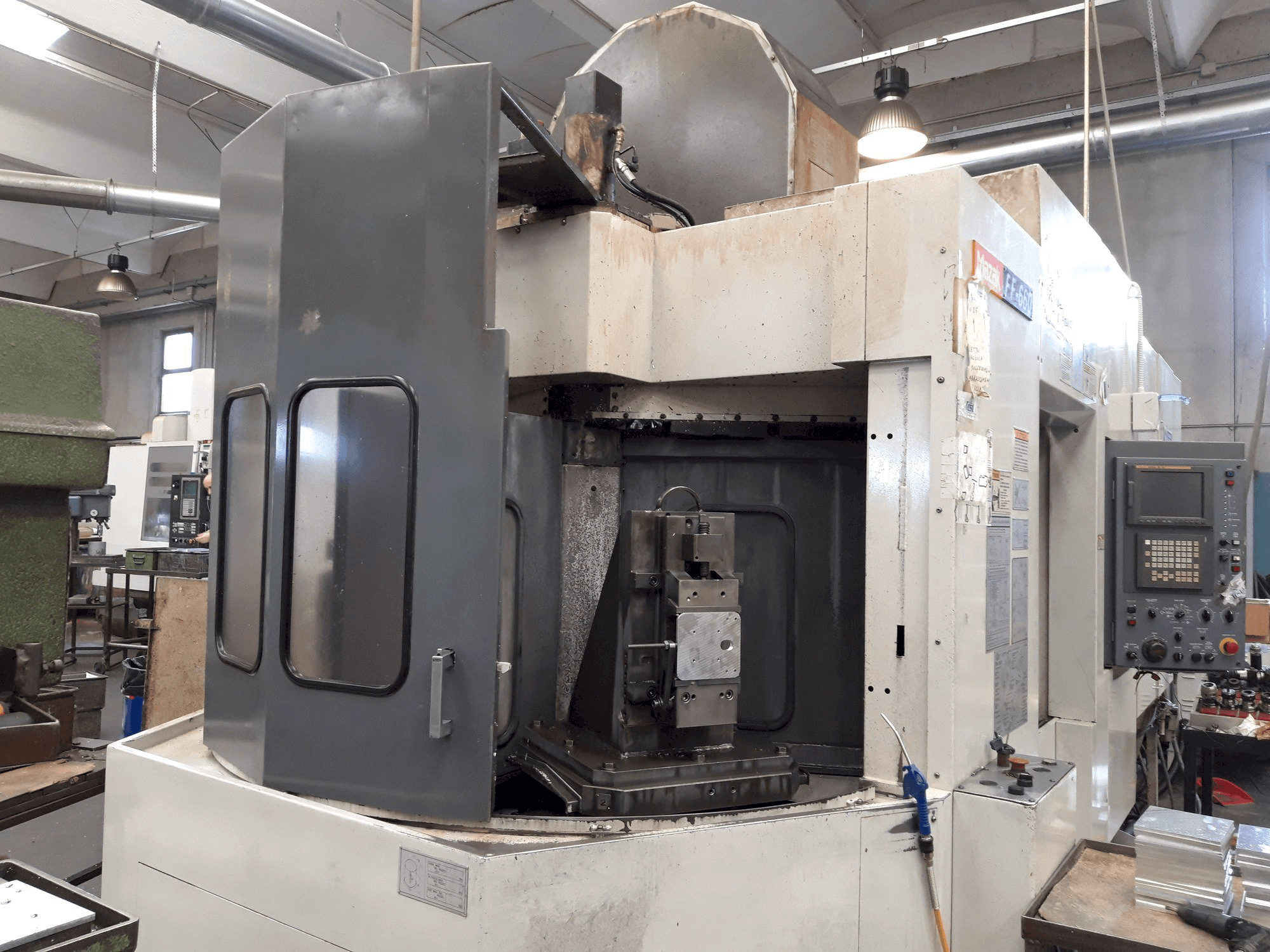 Vista frontale della macchina Mazak FF-660