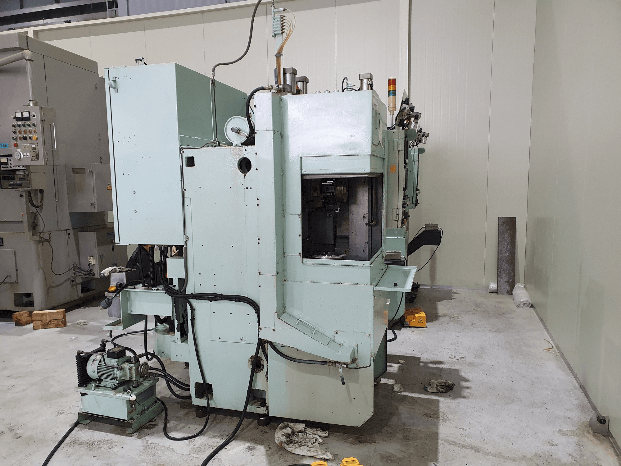 Vista frontale della macchina KANZAKI MV5T