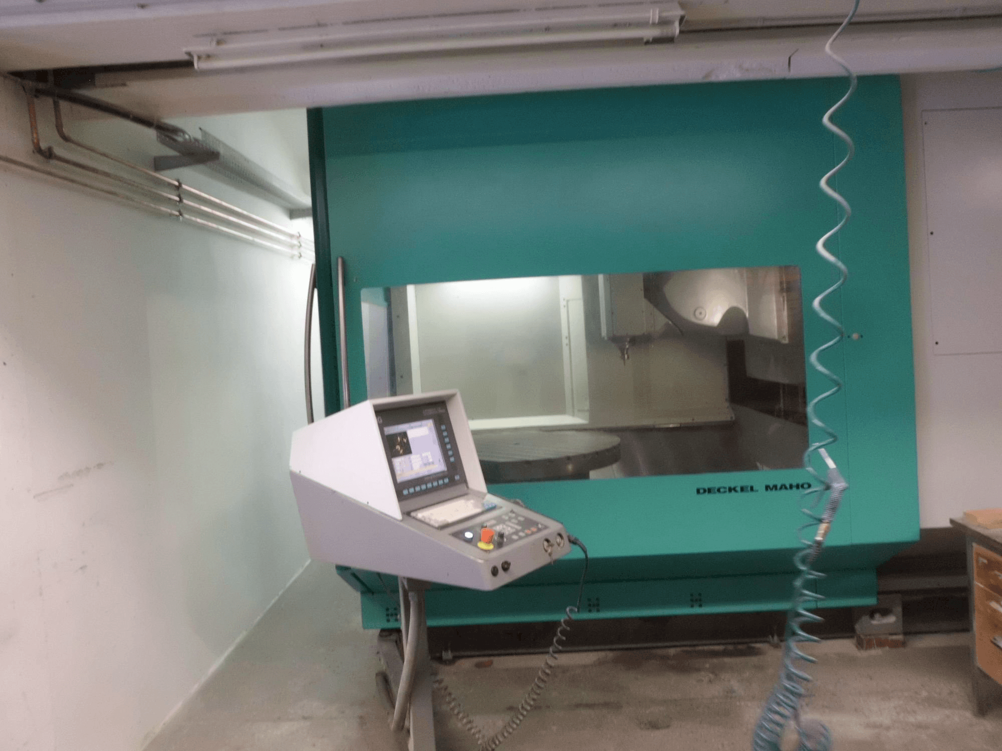 Vista frontale della macchina DECKEL MAHO DMU 125 P