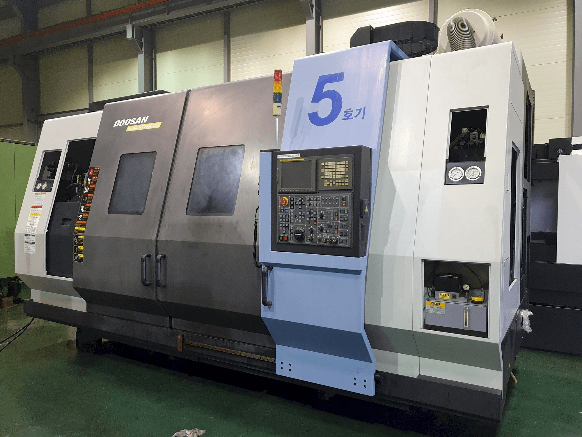 Vista frontale della macchina Doosan Puma MX2500LST