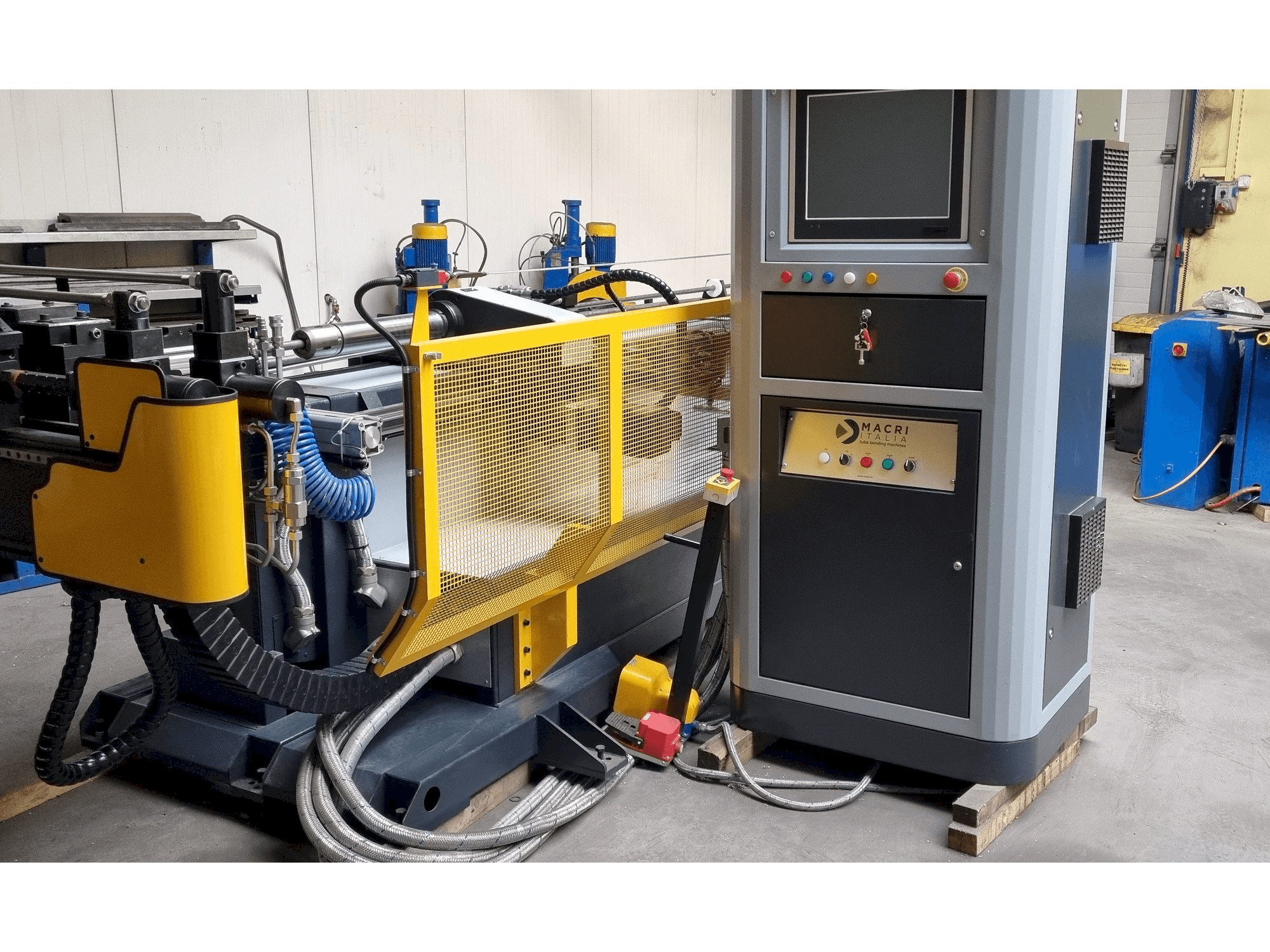 Vista frontale della macchina MACRI ITALIA PROVAR 6-45 U-D