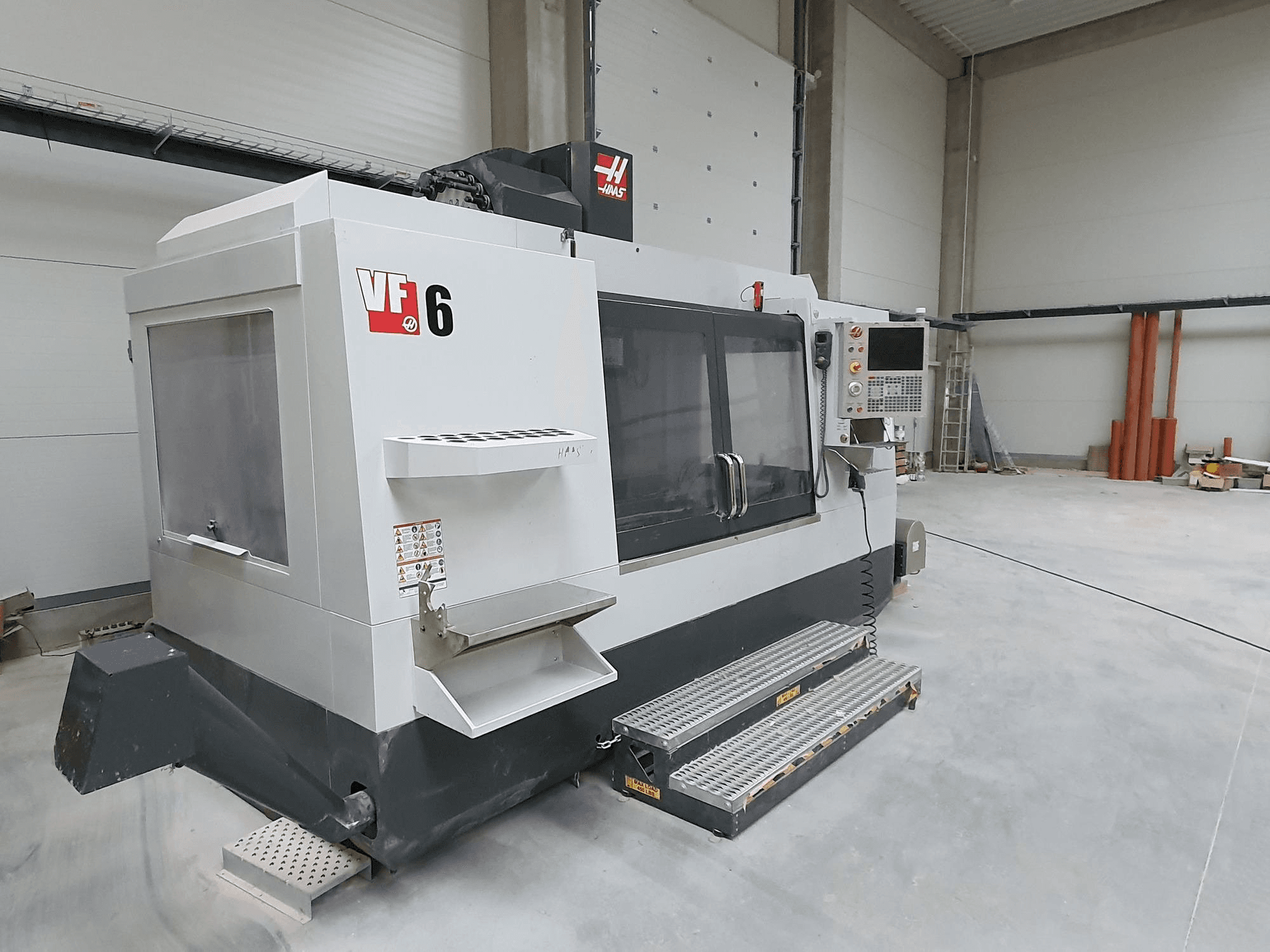 Vista frontale della macchina HAAS VF-6/40