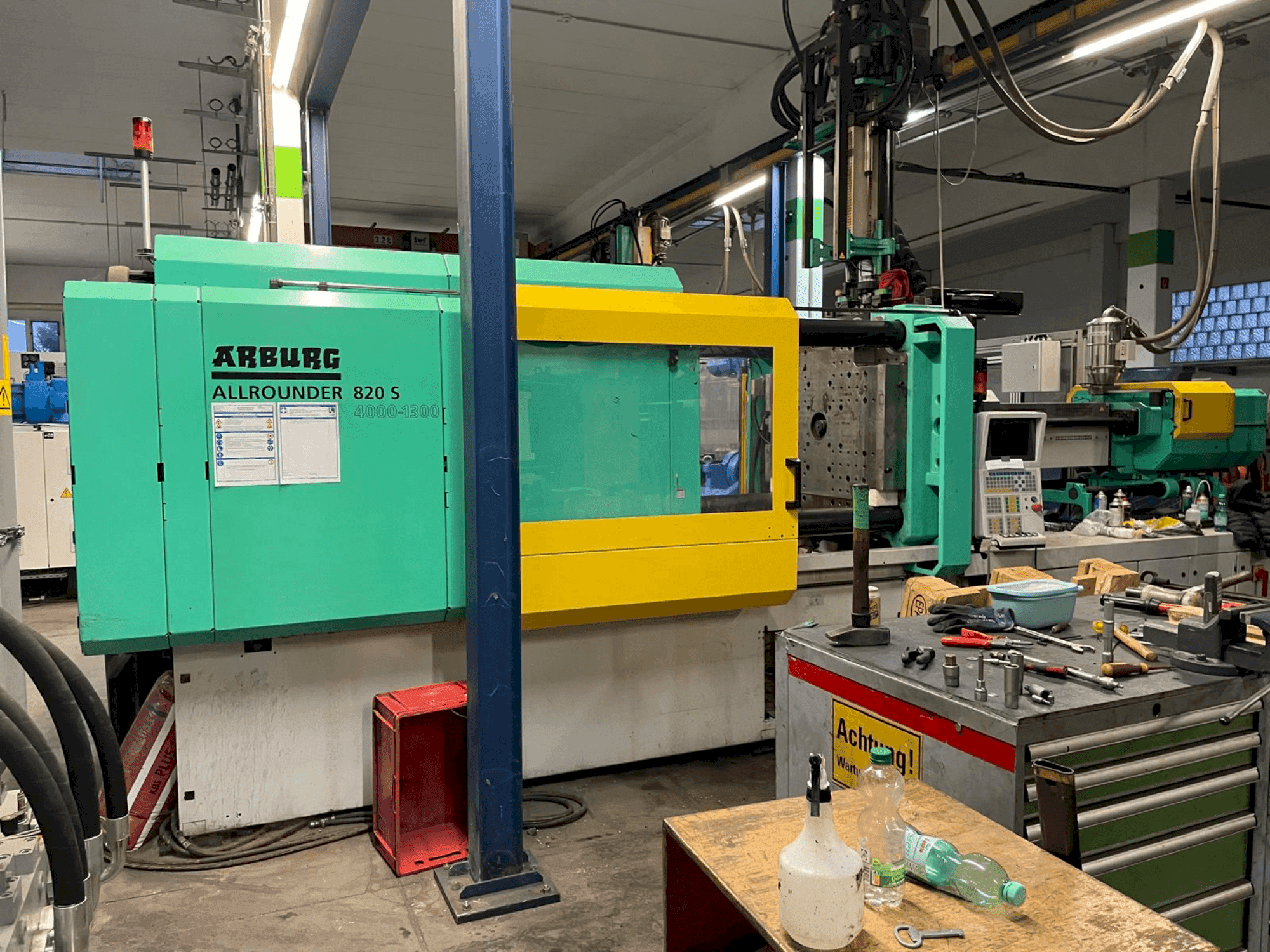 Vista frontale della macchina Arburg Allrounder 820 S 4000-1300/350